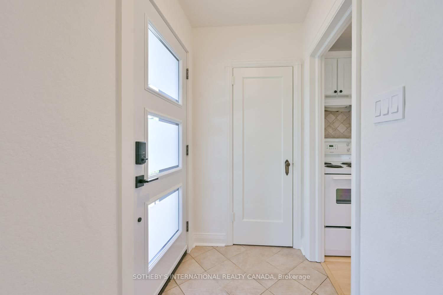 Photo 2 of 32 Davies Crescent, Toronto, East York — HOMEH