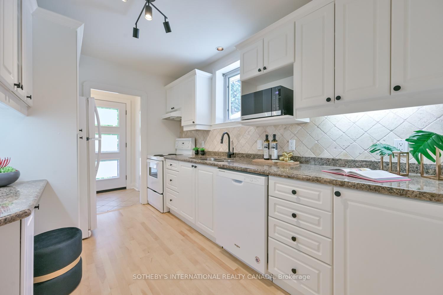 Photo 3 of 32 Davies Crescent, Toronto, East York — HOMEH