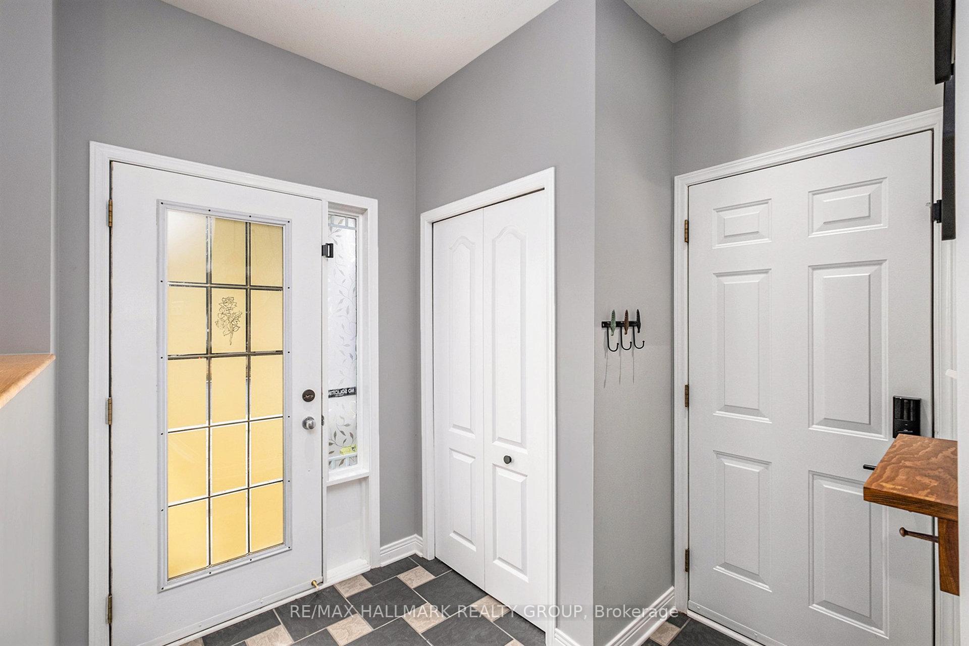 Photo 4 of 182 Willow Creek Circle, Ottawa, Barrhaven - Strandherd — HOMEH