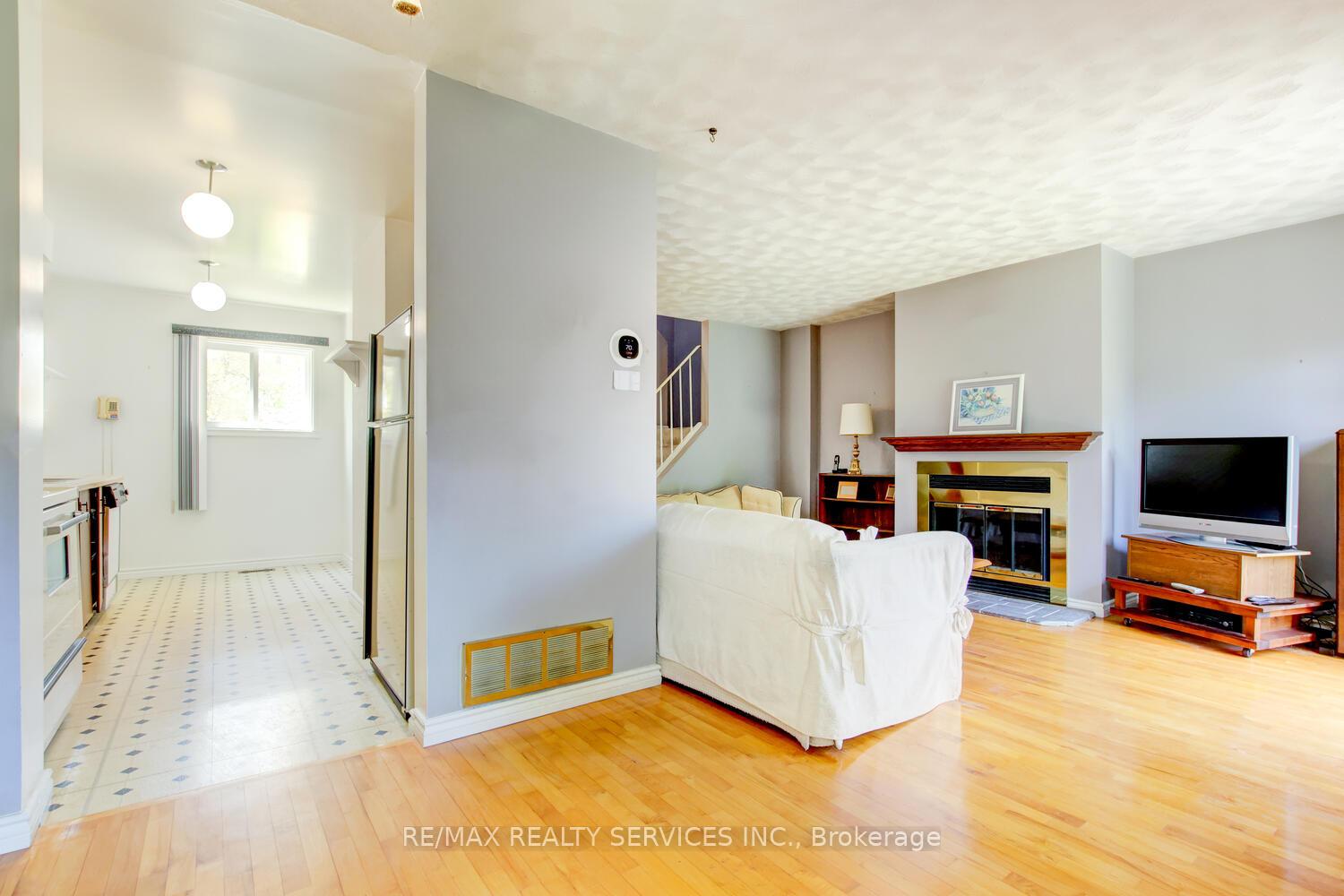 Photo 10 of 6 Wesmorland Avenue, Brampton, Heart Lake West — HOMEH