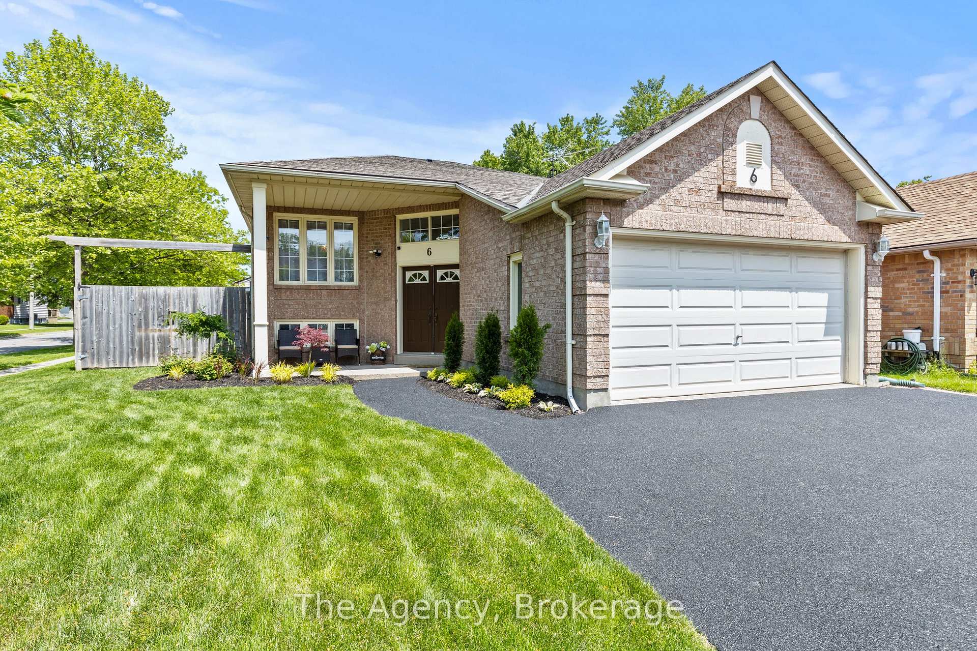 Photo 2 of 6 Madison Court E, Welland, N. Welland — HOMEH