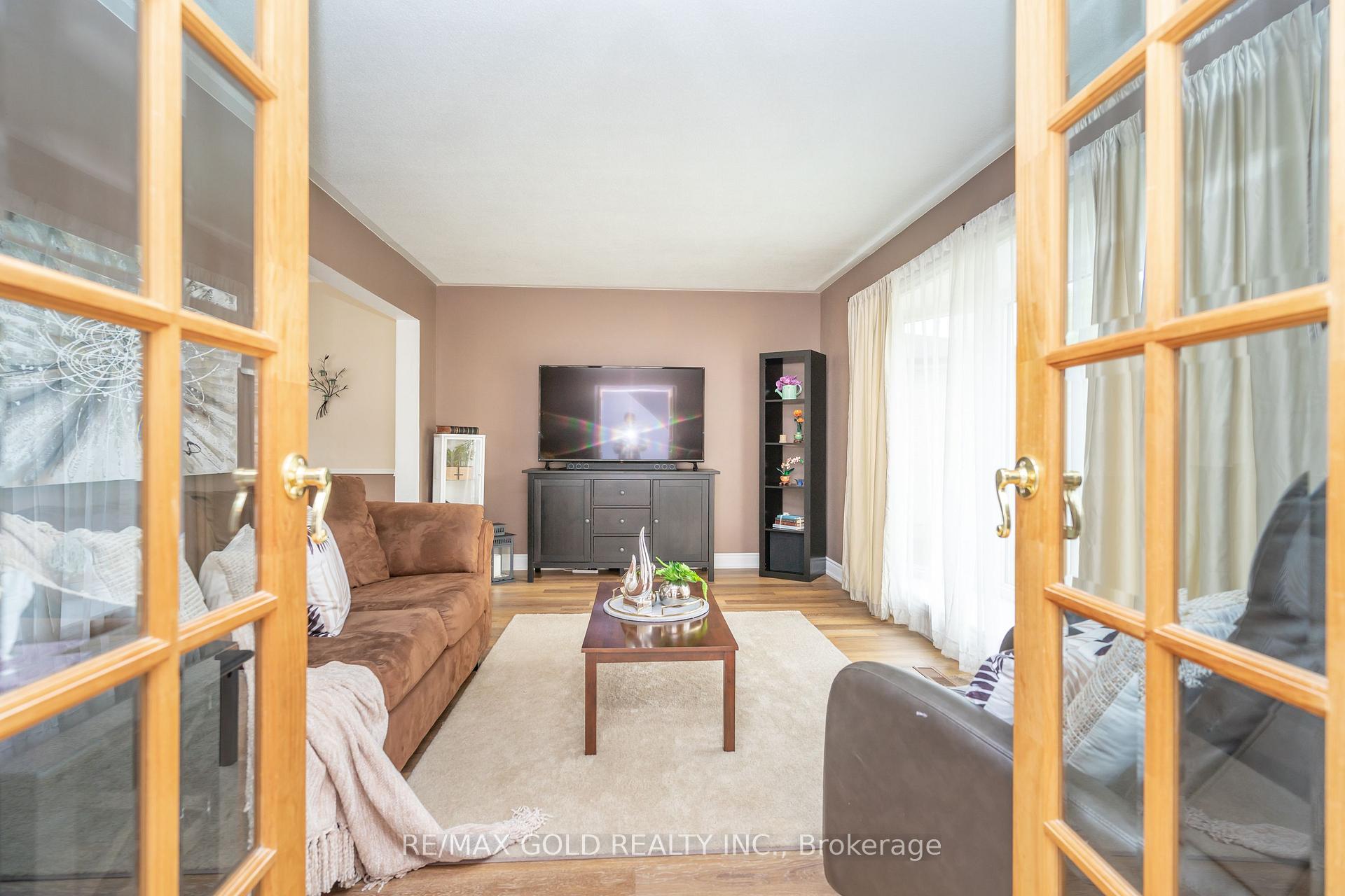 Photo 2 of 12 Dunblaine Crescent, Brampton, Southgate — HOMEH
