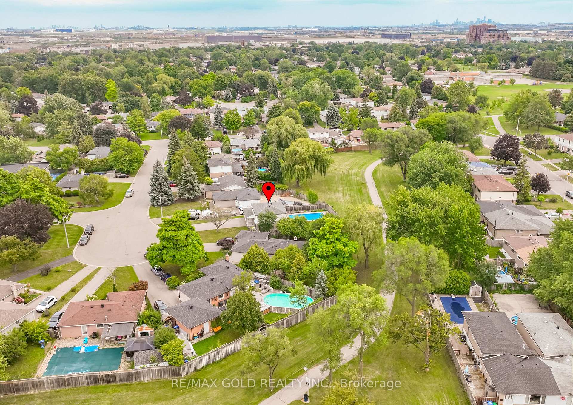 Photo 18 of 12 Dunblaine Crescent, Brampton, Southgate — HOMEH