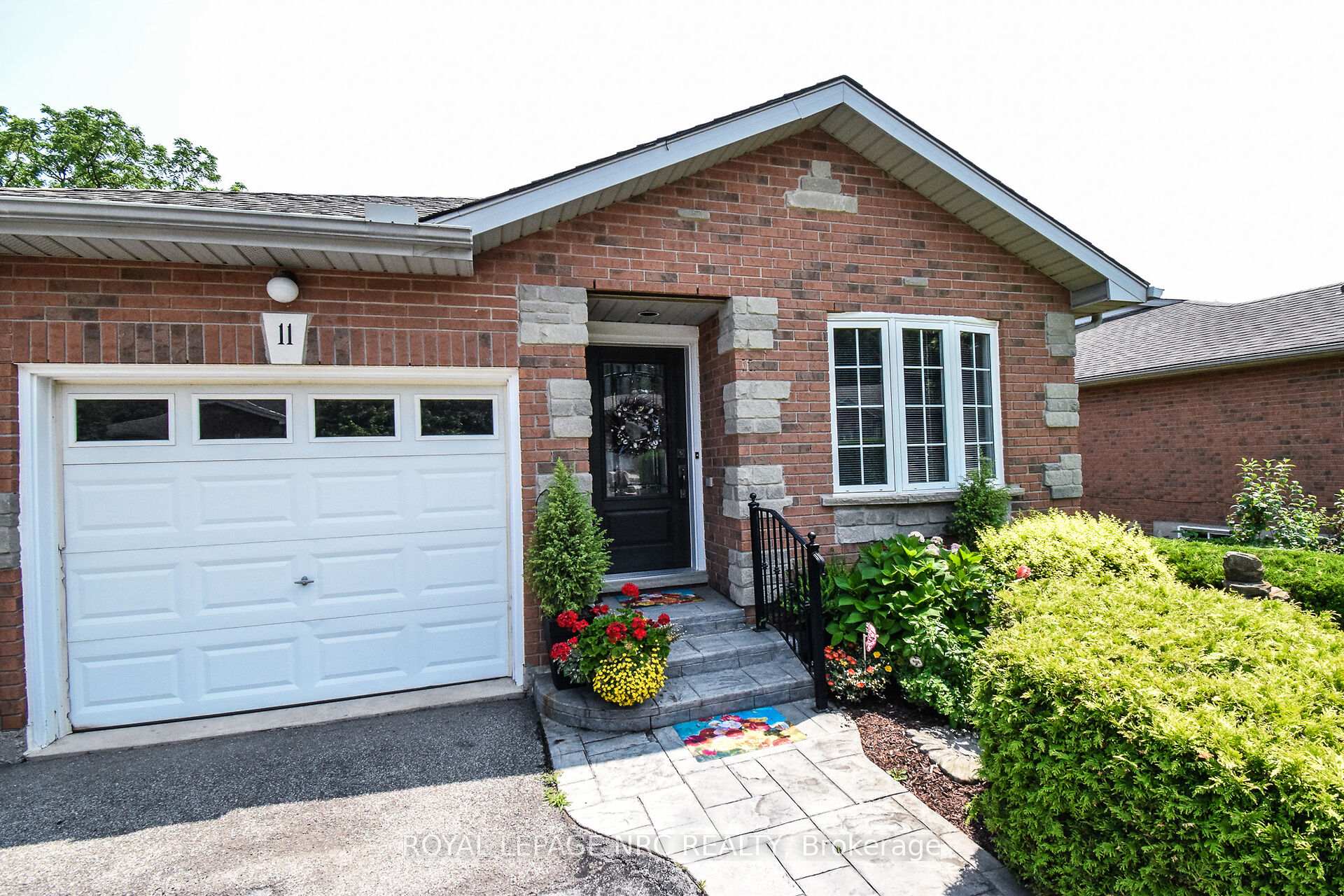 Photo 2 of 11 Kinsman Court, Pelham, Fonthill — HOMEH