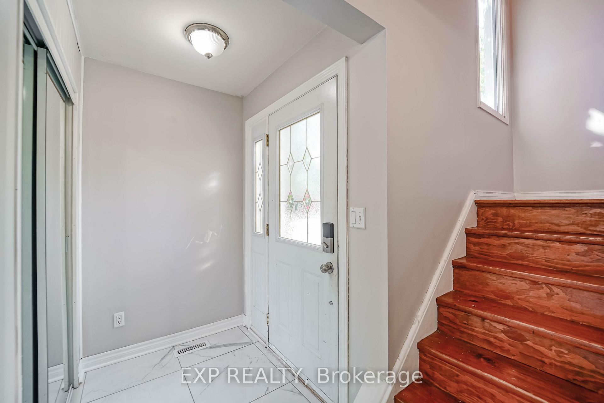 Photo 5 of 76 Salisbury Circle, Brampton, Brampton North — HOMEH