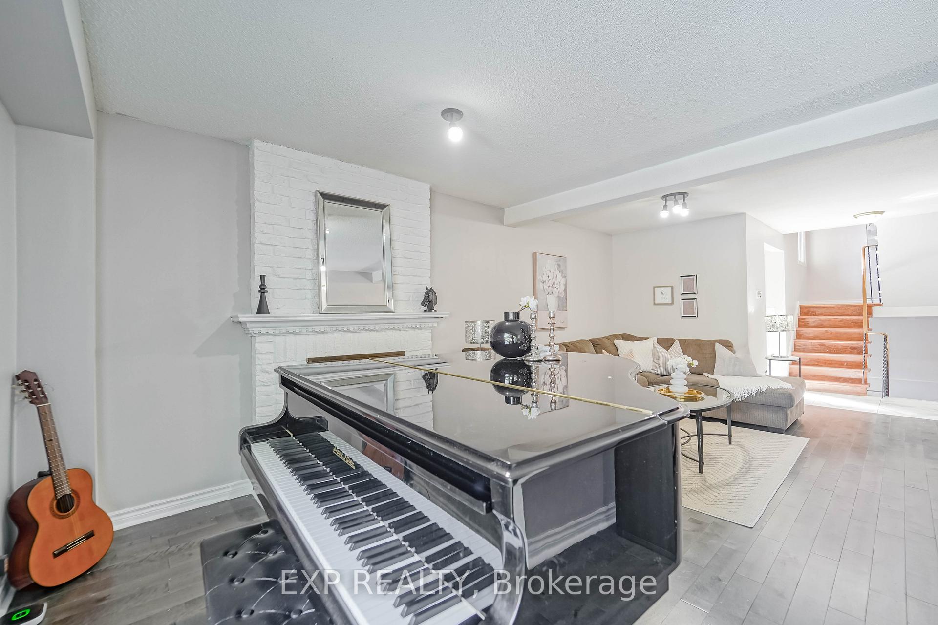 Photo 6 of 76 Salisbury Circle, Brampton, Brampton North — HOMEH