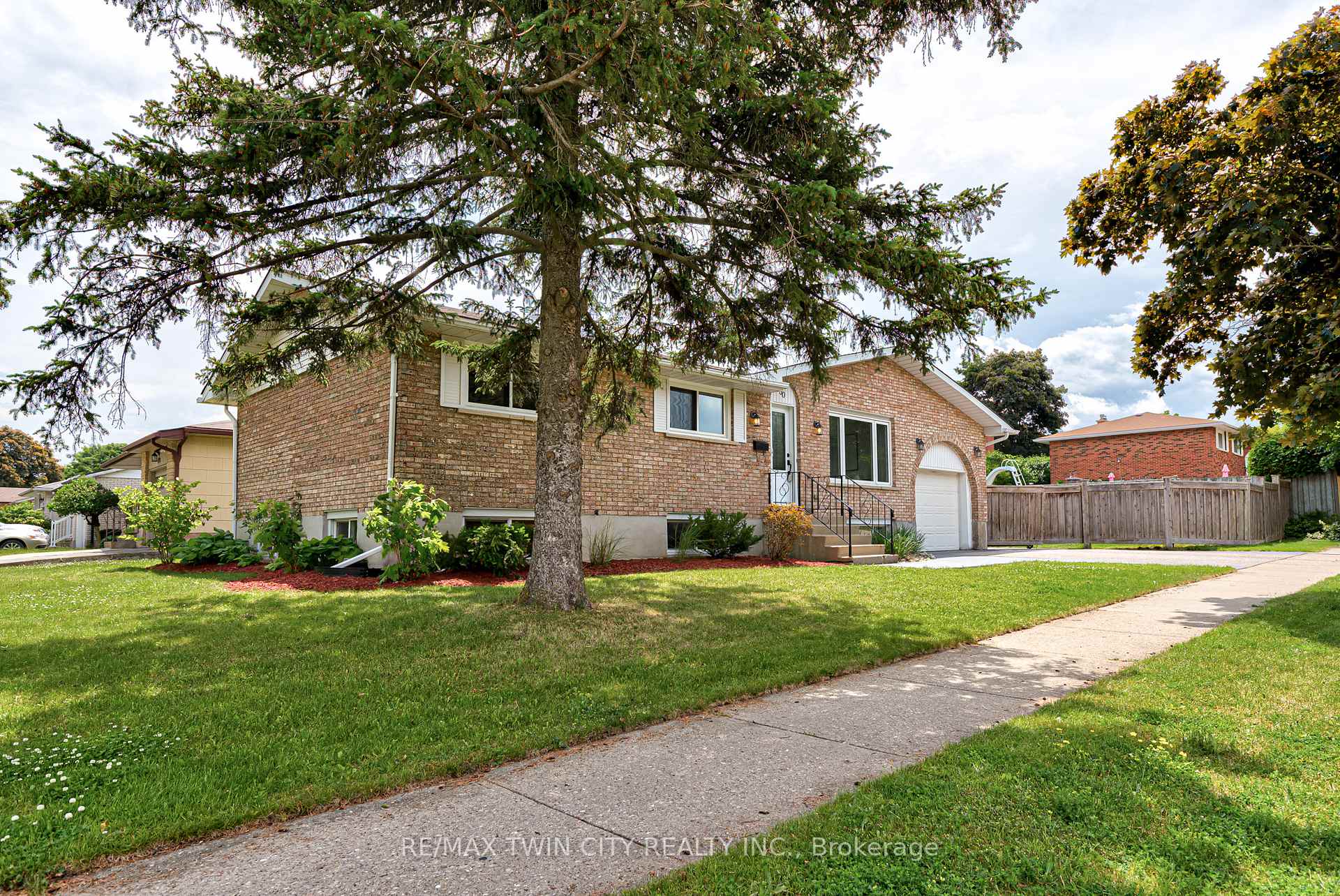 Photo 3 of 330 Martindale Crescent, Waterloo — HOMEH