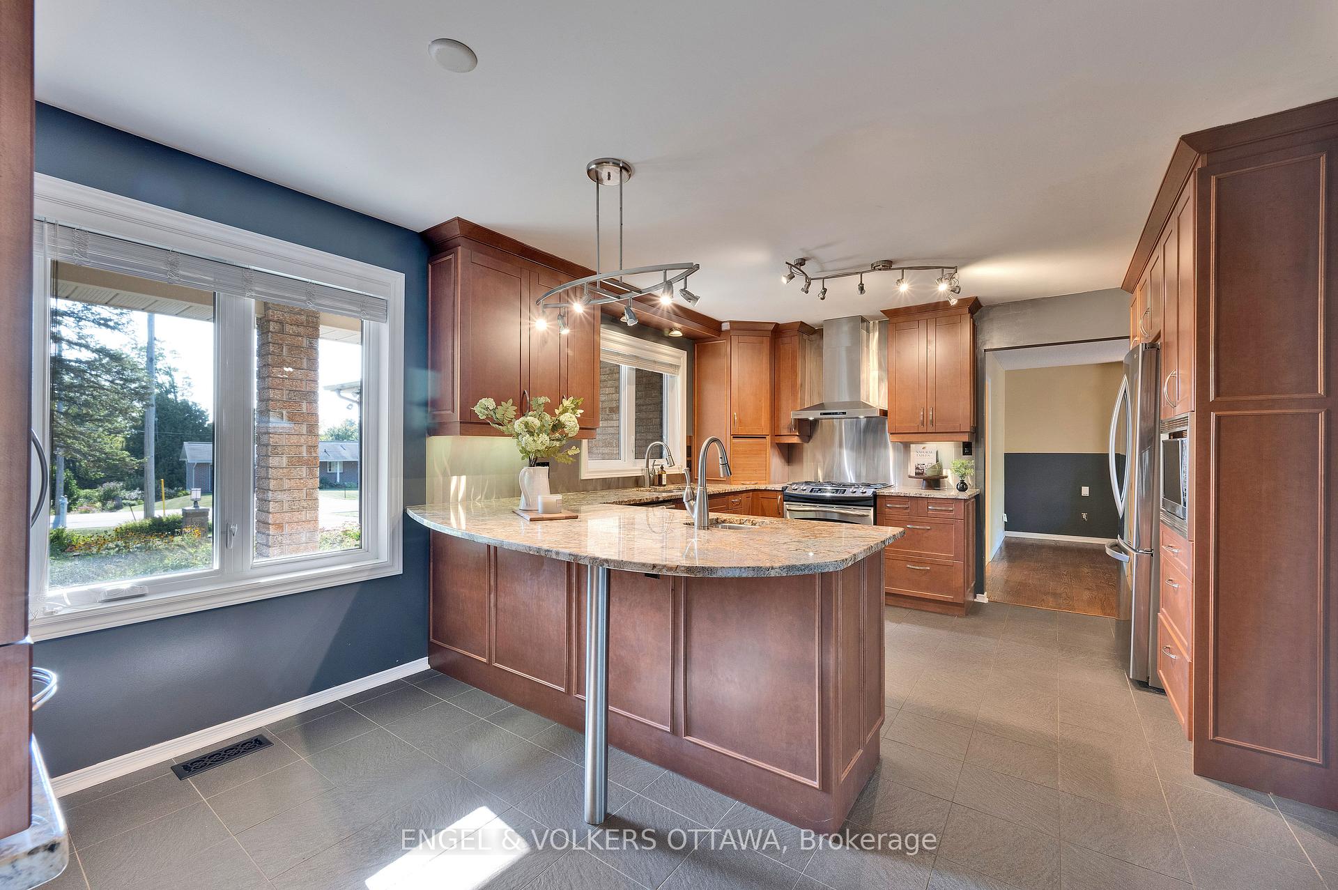 Photo 2 of 5233 Mclean Crescent, Ottawa, Manotick Long Island & Nicholls Island — HOMEH