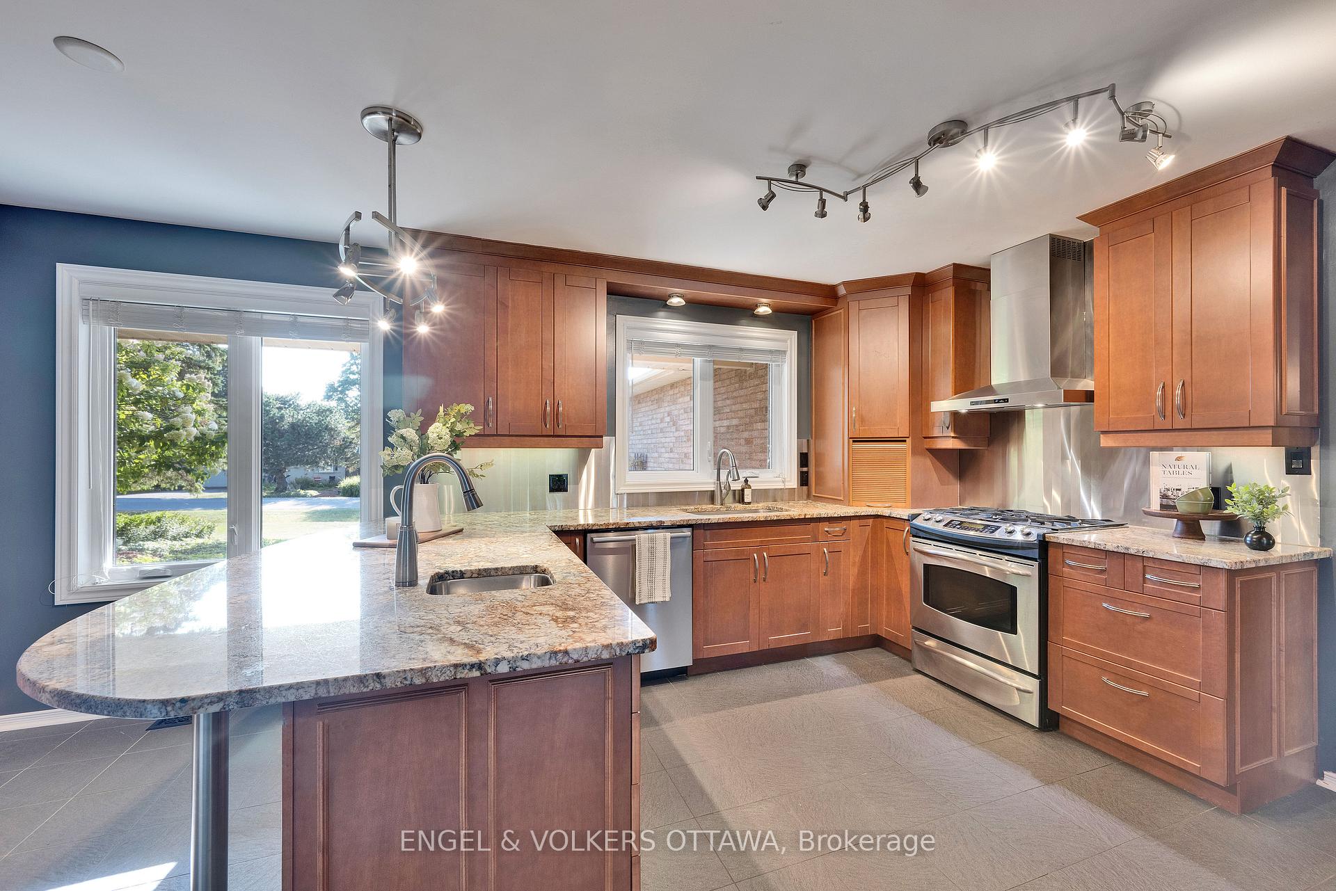 Photo 5 of 5233 Mclean Crescent, Ottawa, Manotick Long Island & Nicholls Island — HOMEH