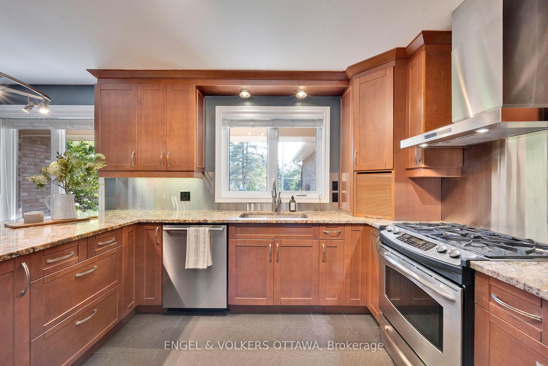 Photo 3 of 5233 Mclean Crescent, Ottawa, Manotick Long Island & Nicholls Island — HOMEH
