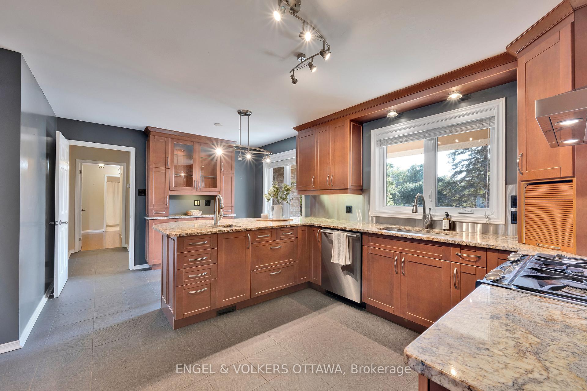Photo 8 of 5233 Mclean Crescent, Ottawa, Manotick Long Island & Nicholls Island — HOMEH