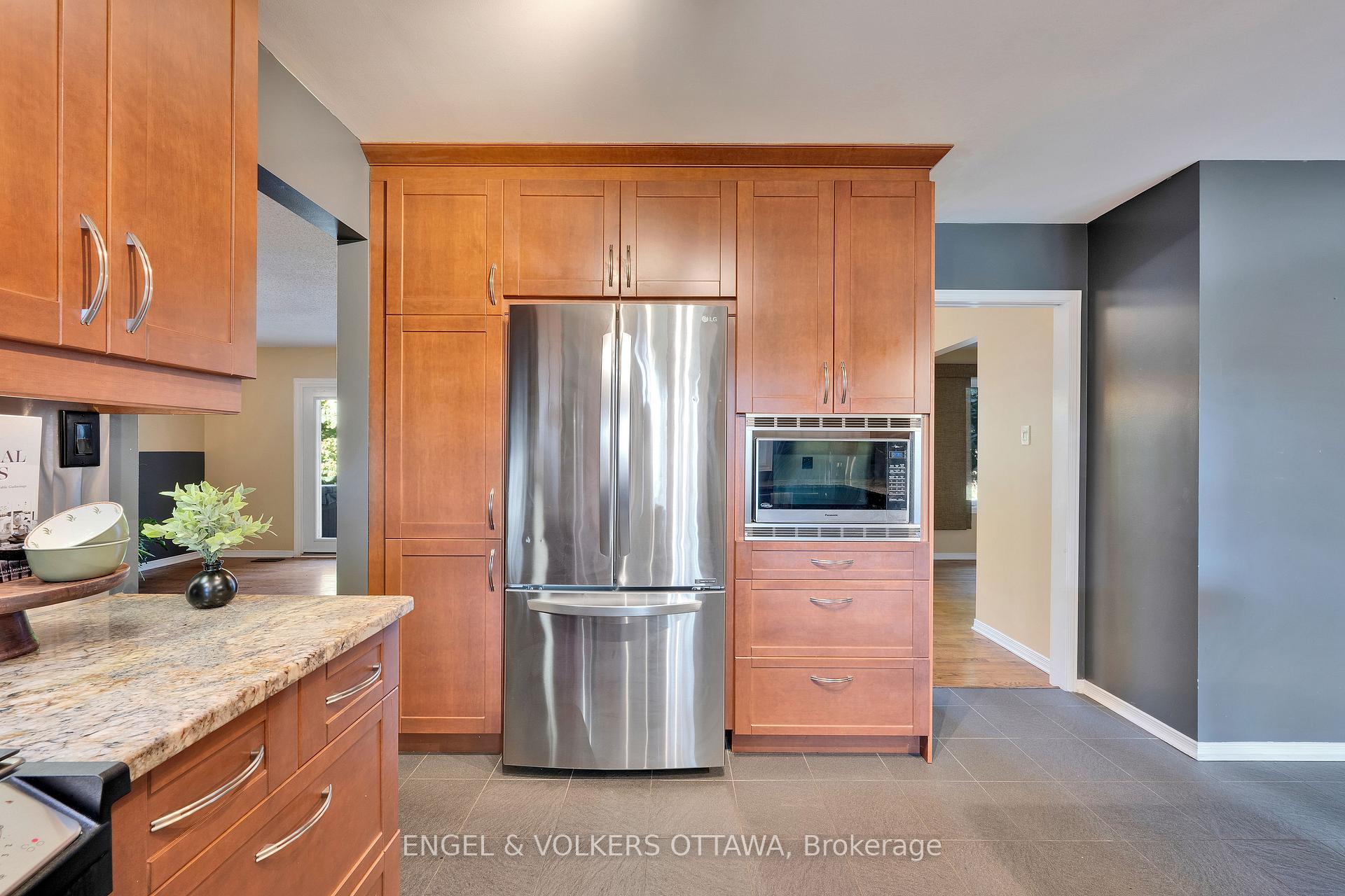 Photo 6 of 5233 Mclean Crescent, Ottawa, Manotick Long Island & Nicholls Island — HOMEH