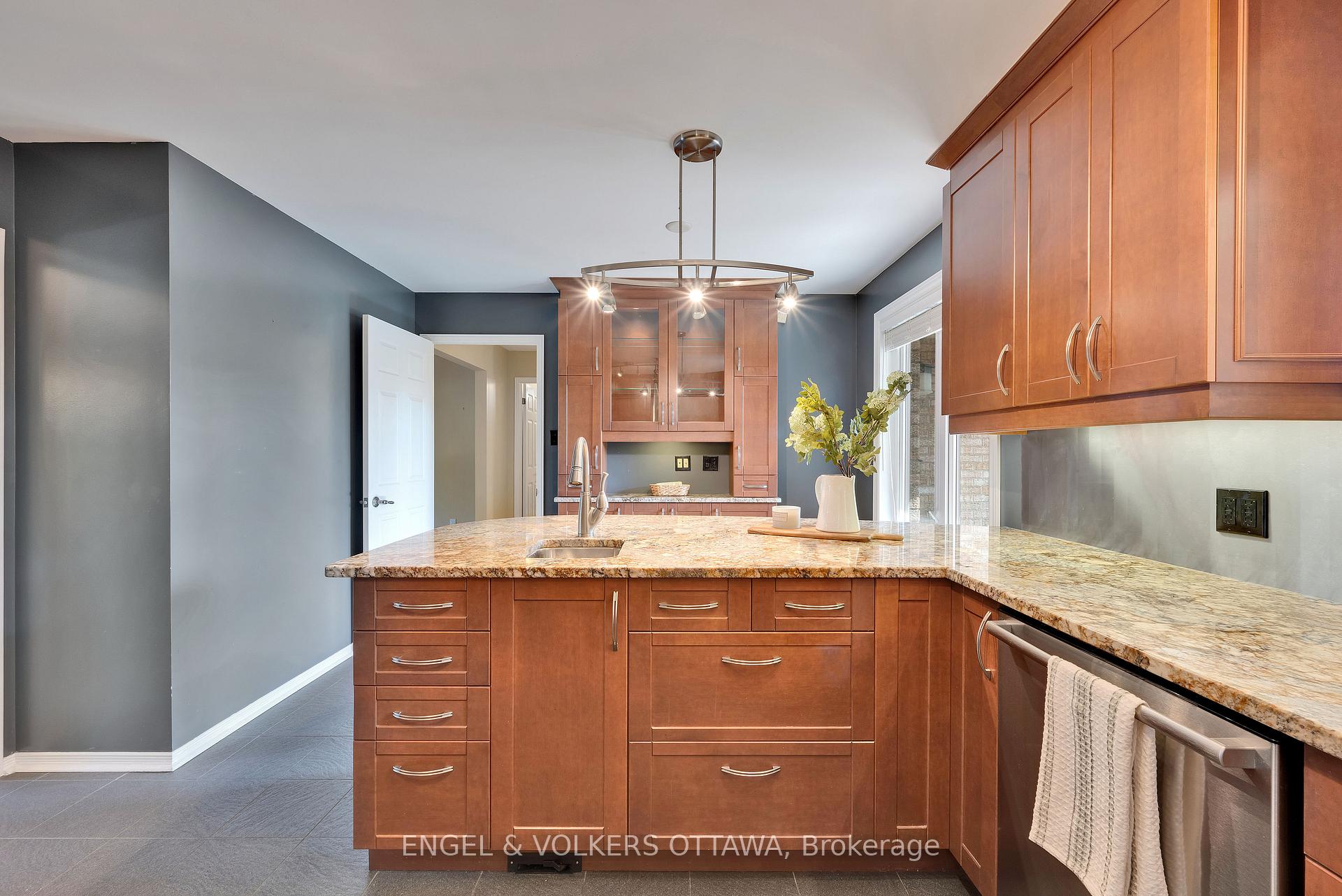 Photo 7 of 5233 Mclean Crescent, Ottawa, Manotick Long Island & Nicholls Island — HOMEH
