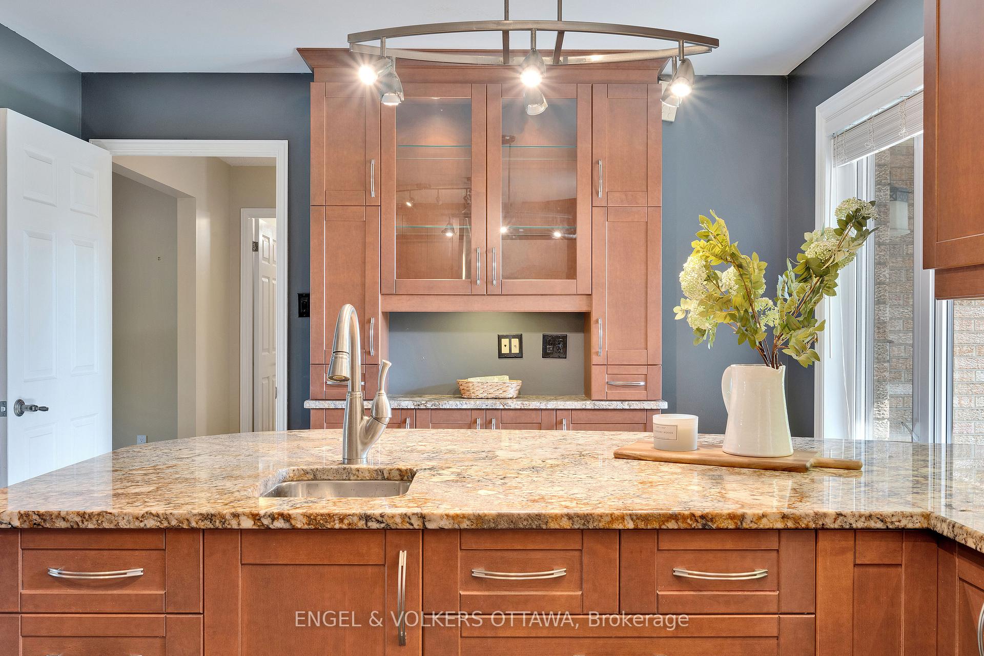 Photo 13 of 5233 Mclean Crescent, Ottawa, Manotick Long Island & Nicholls Island — HOMEH