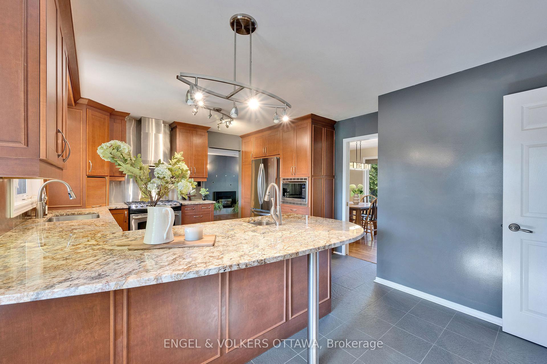 Photo 9 of 5233 Mclean Crescent, Ottawa, Manotick Long Island & Nicholls Island — HOMEH