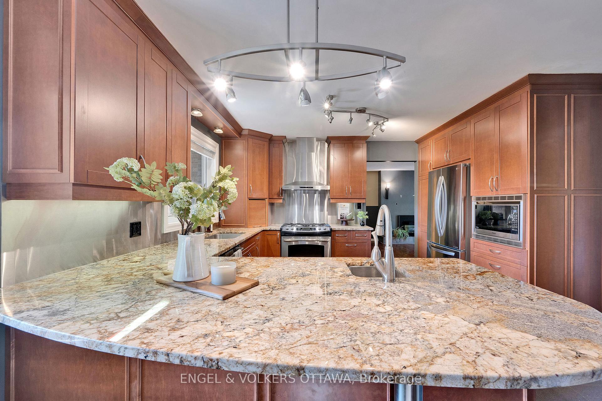 Photo 12 of 5233 Mclean Crescent, Ottawa, Manotick Long Island & Nicholls Island — HOMEH