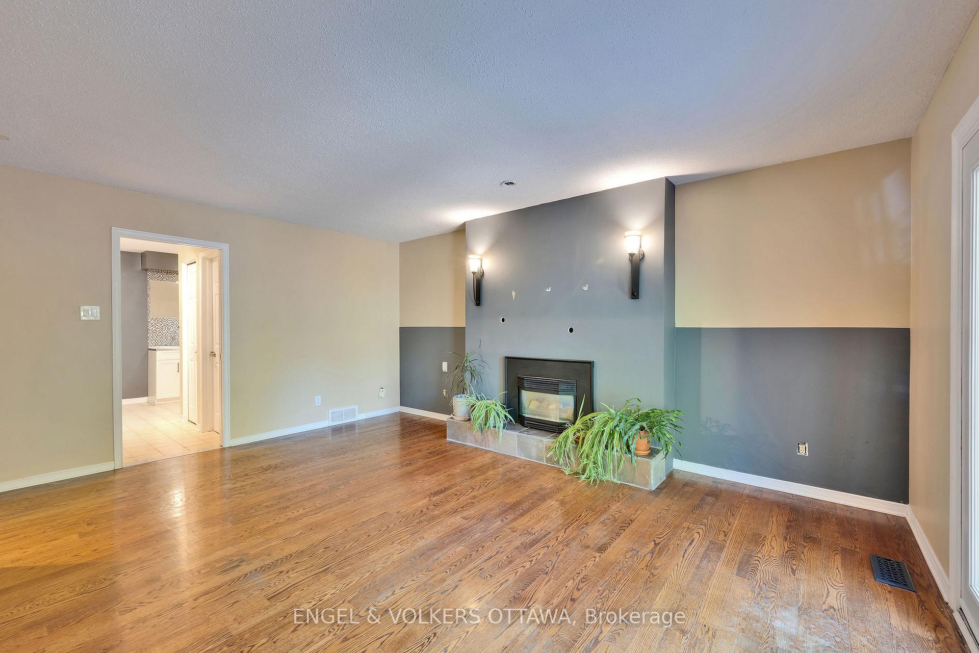 Photo 10 of 5233 Mclean Crescent, Ottawa, Manotick Long Island & Nicholls Island — HOMEH