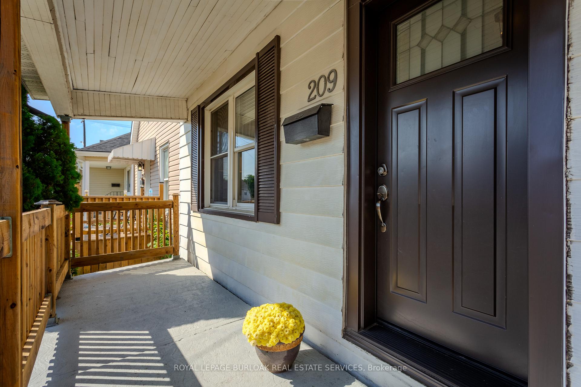 Photo 2 of 209 Weir Street N, Hamilton, Homeside — HOMEH