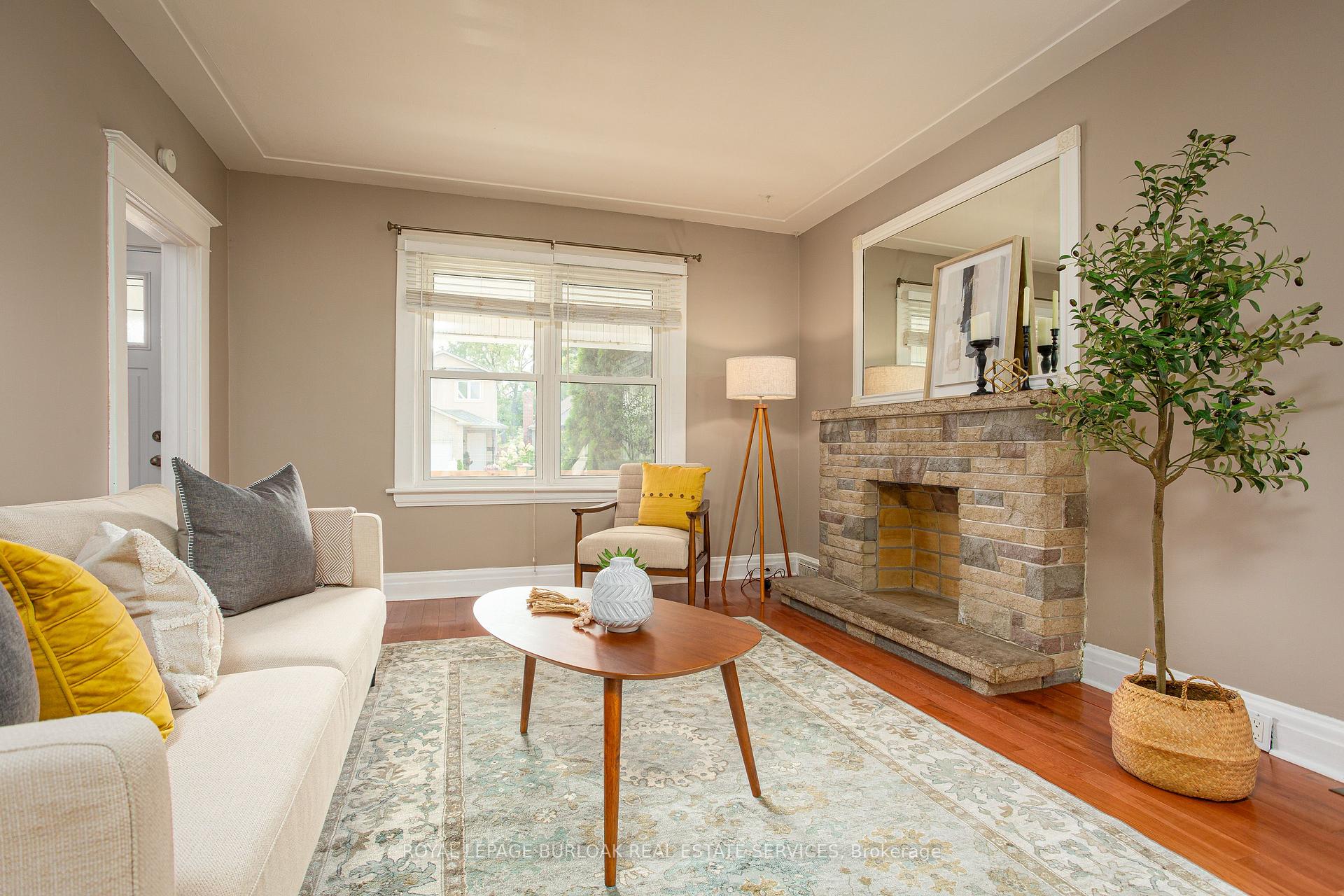 Photo 11 of 209 Weir Street N, Hamilton, Homeside — HOMEH