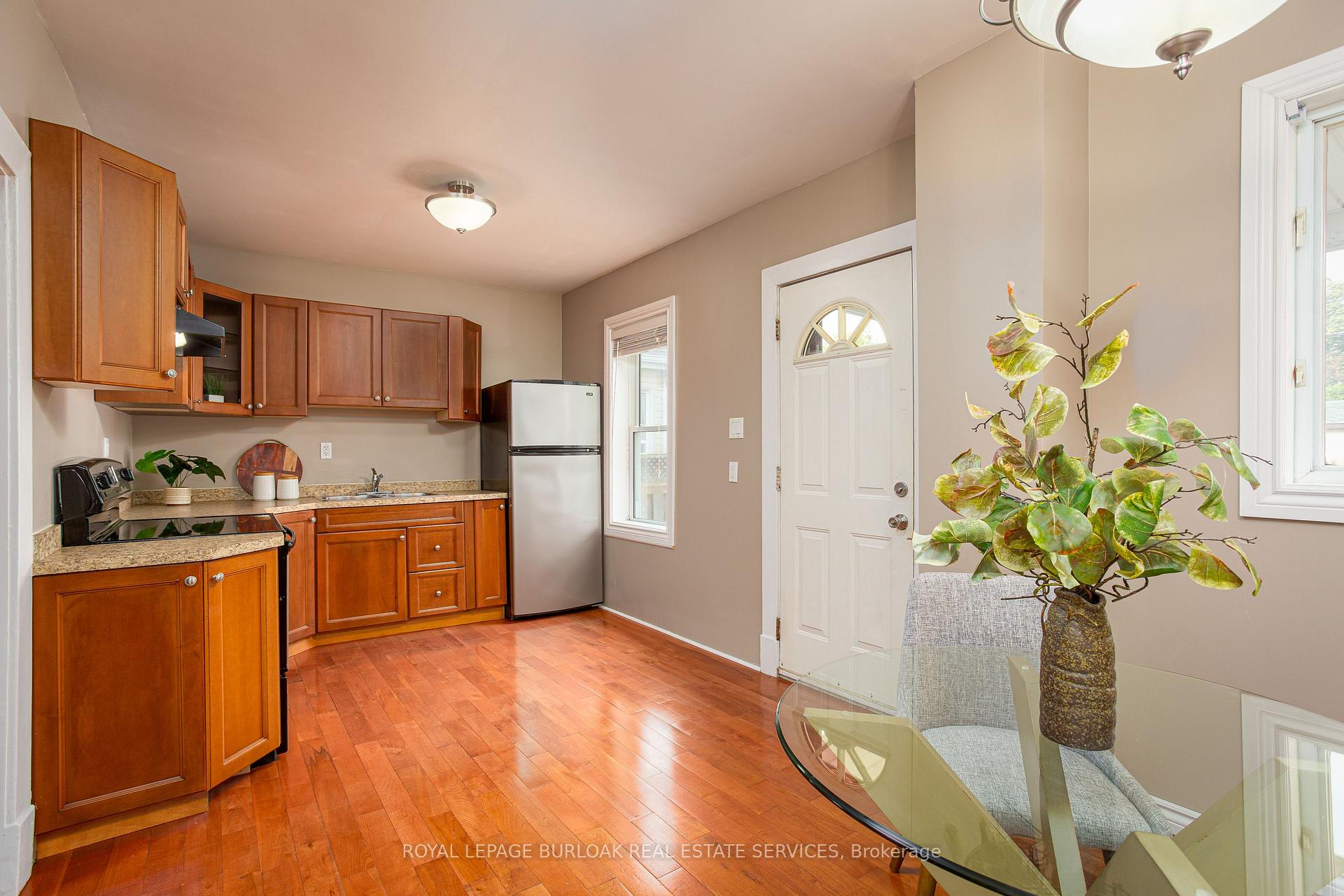 Photo 18 of 209 Weir Street N, Hamilton, Homeside — HOMEH