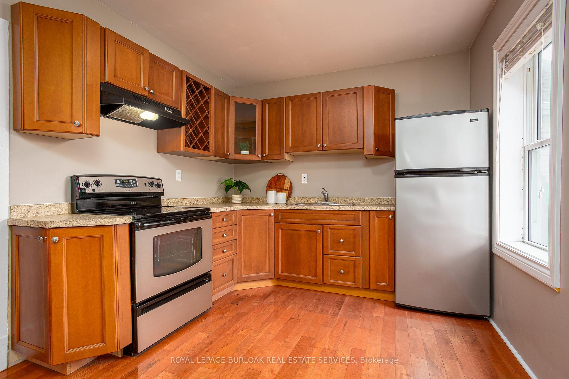 Photo 15 of 209 Weir Street N, Hamilton, Homeside — HOMEH