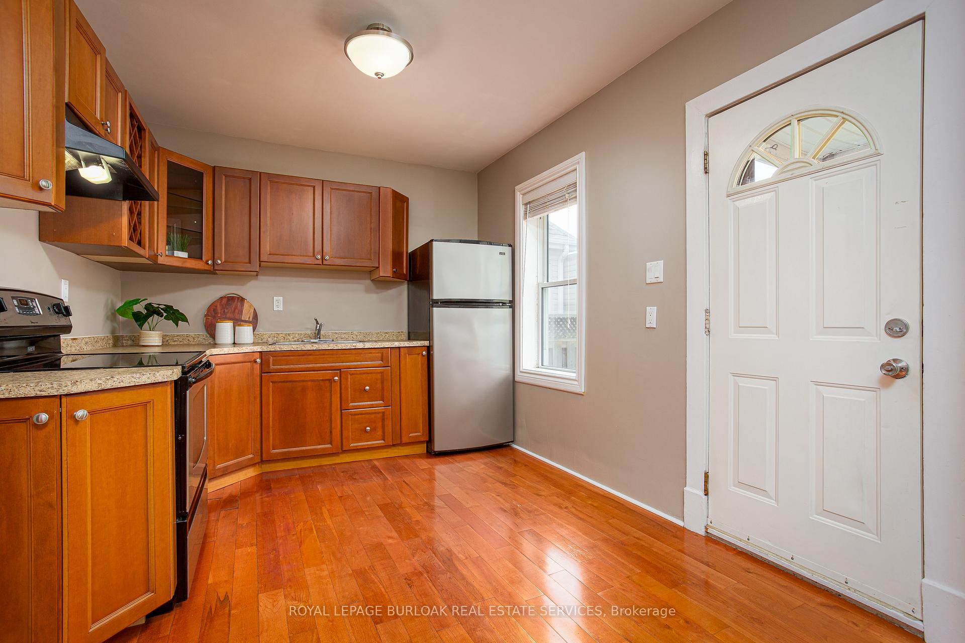 Photo 6 of 209 Weir Street N, Hamilton, Homeside — HOMEH