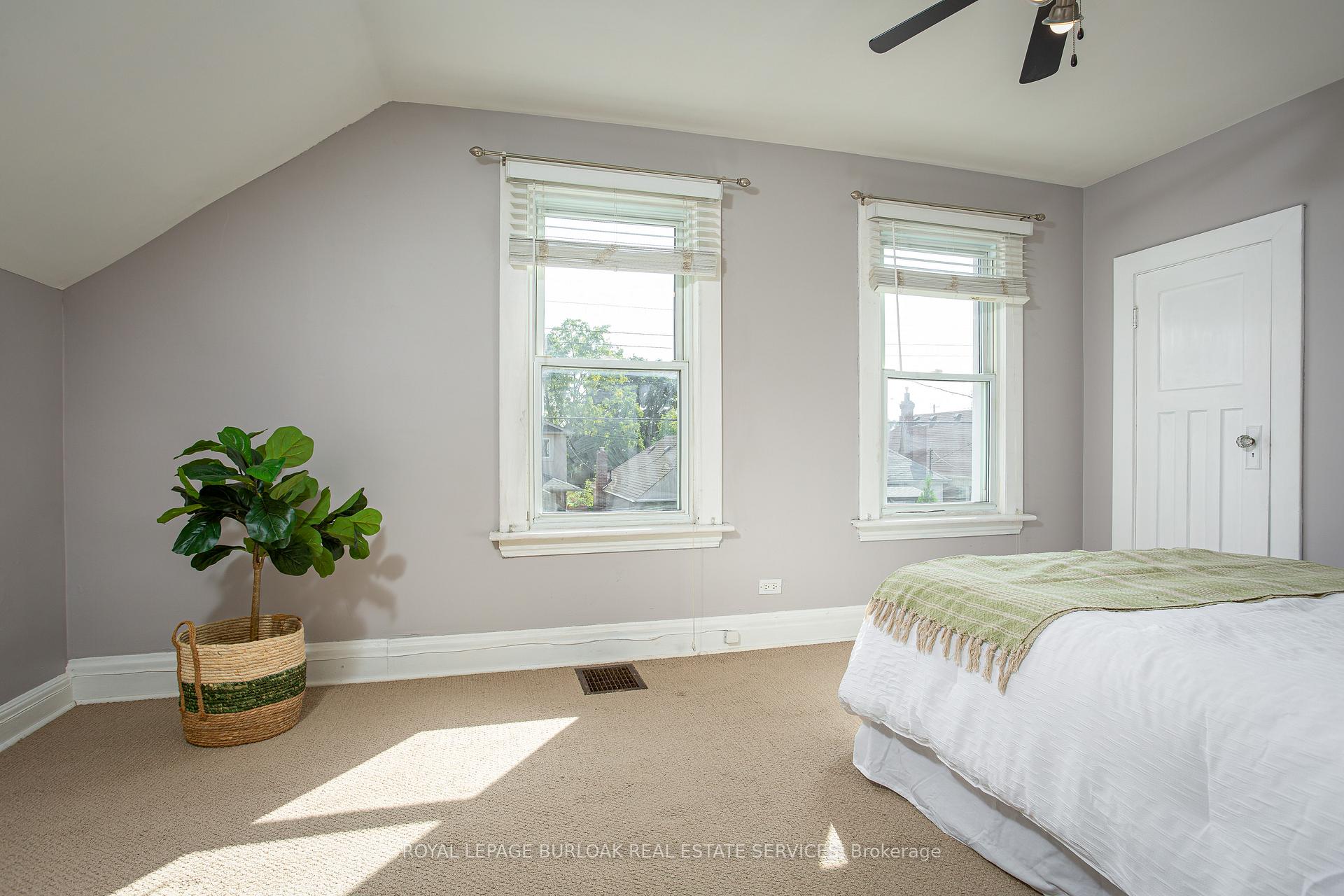 Photo 10 of 209 Weir Street N, Hamilton, Homeside — HOMEH