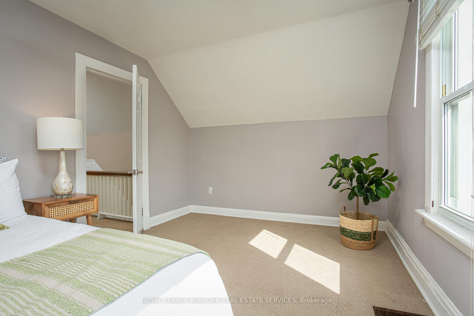 Photo 13 of 209 Weir Street N, Hamilton, Homeside — HOMEH