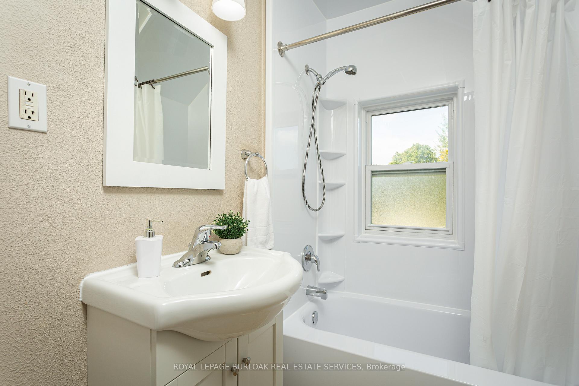 Photo 17 of 209 Weir Street N, Hamilton, Homeside — HOMEH