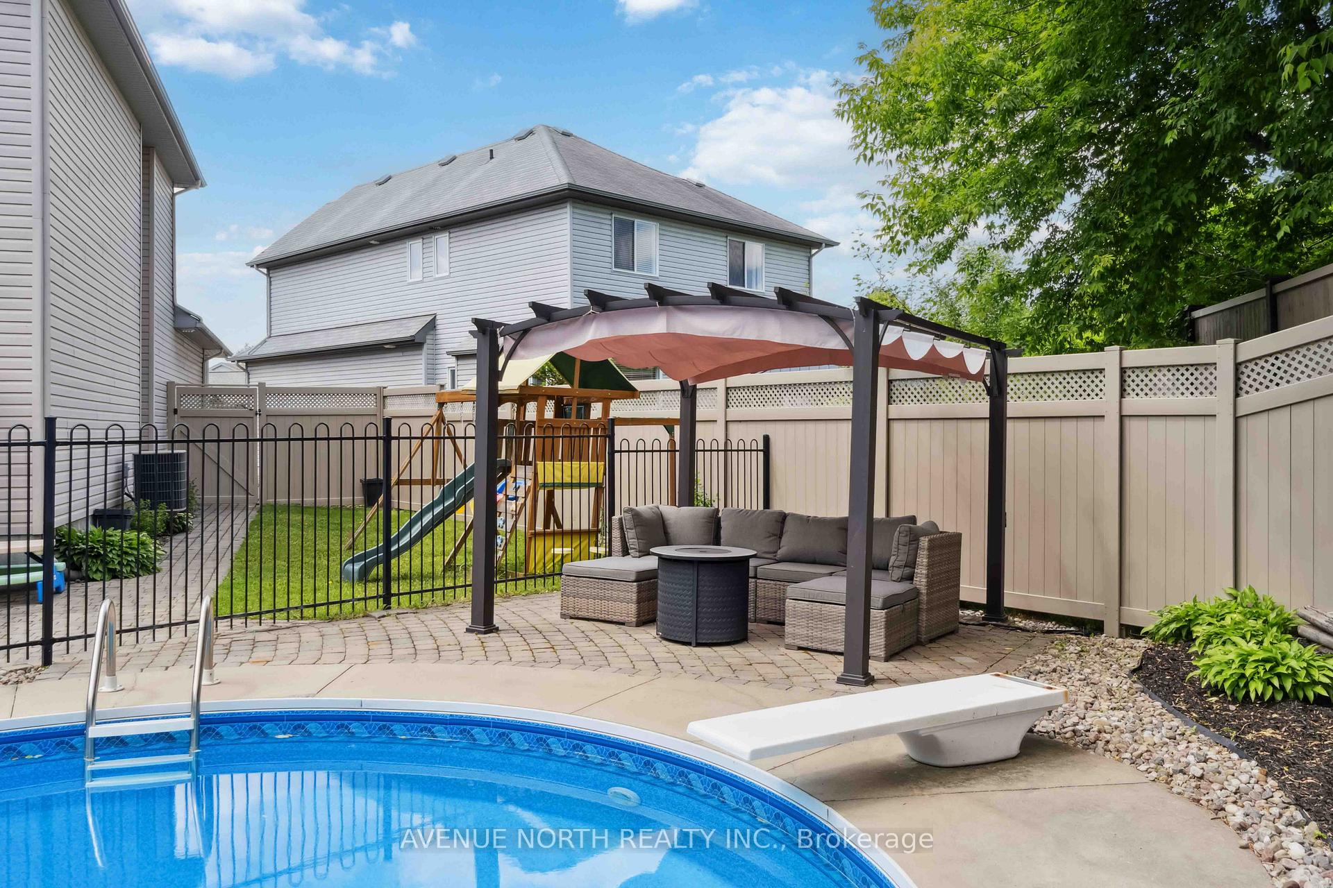 Photo 43 of 141 Grandpark Circle, Ottawa, Hunt Club Park — HOMEH