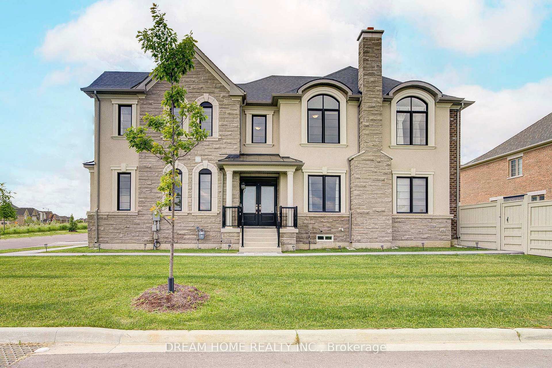 Photo 3 of 82 Chorus Crescent, Vaughan, Kleinburg — HOMEH