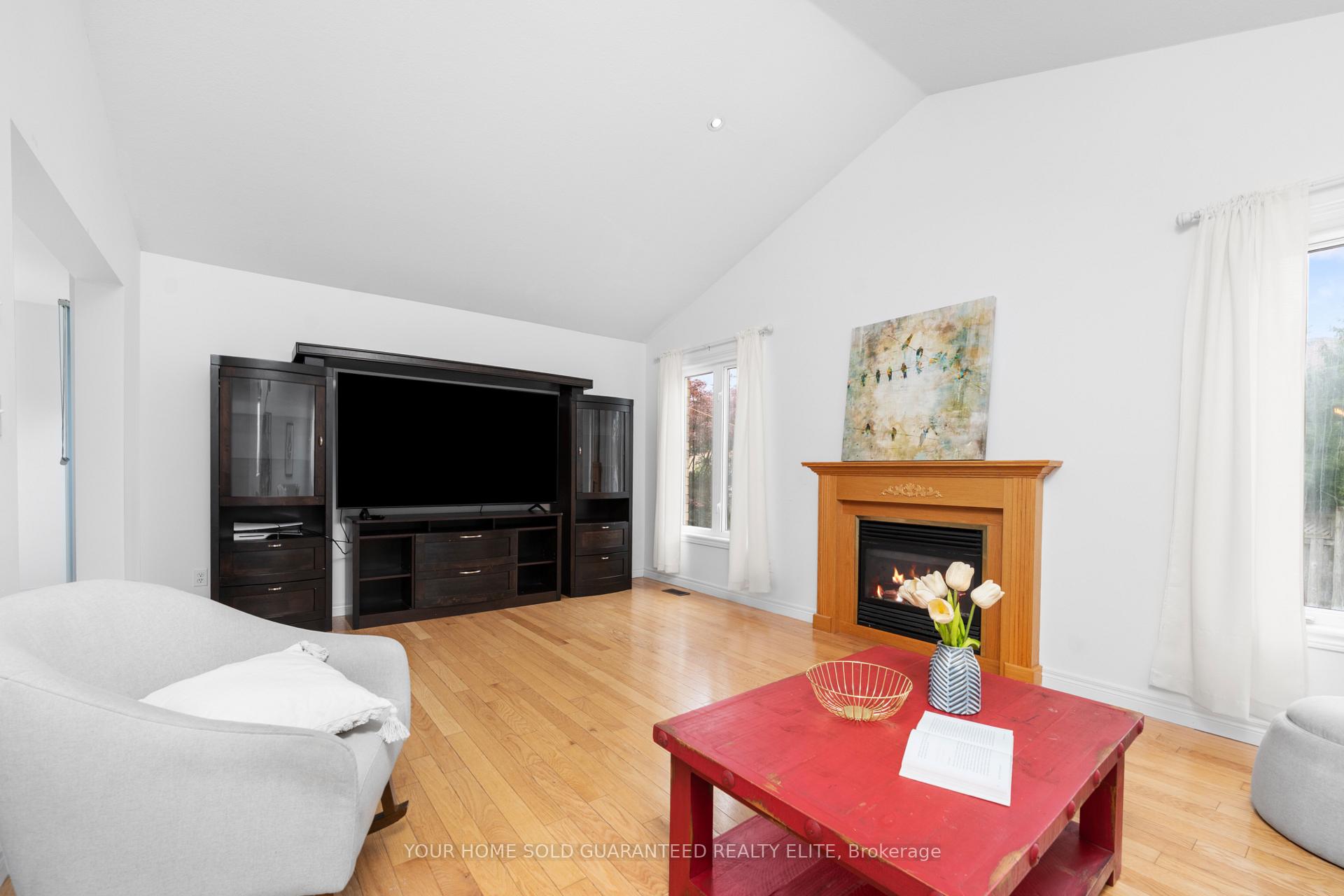 Photo 4 of 1 Hillcroft Drive, Hamilton, Stoney Creek Mountain — HOMEH