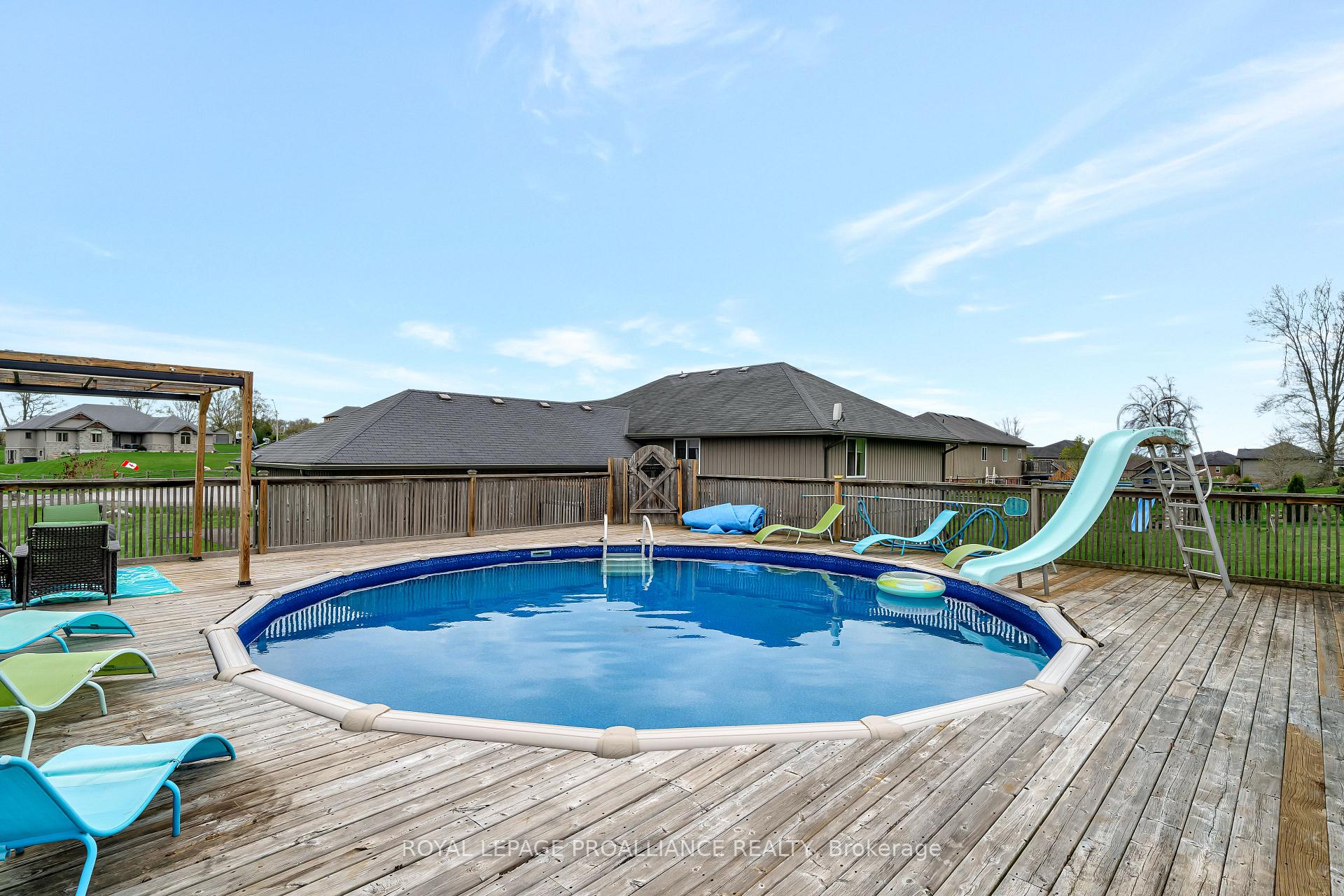Photo 43 of 118 Gentlebreeze Drive, Belleville, Thurlow Ward — HOMEH