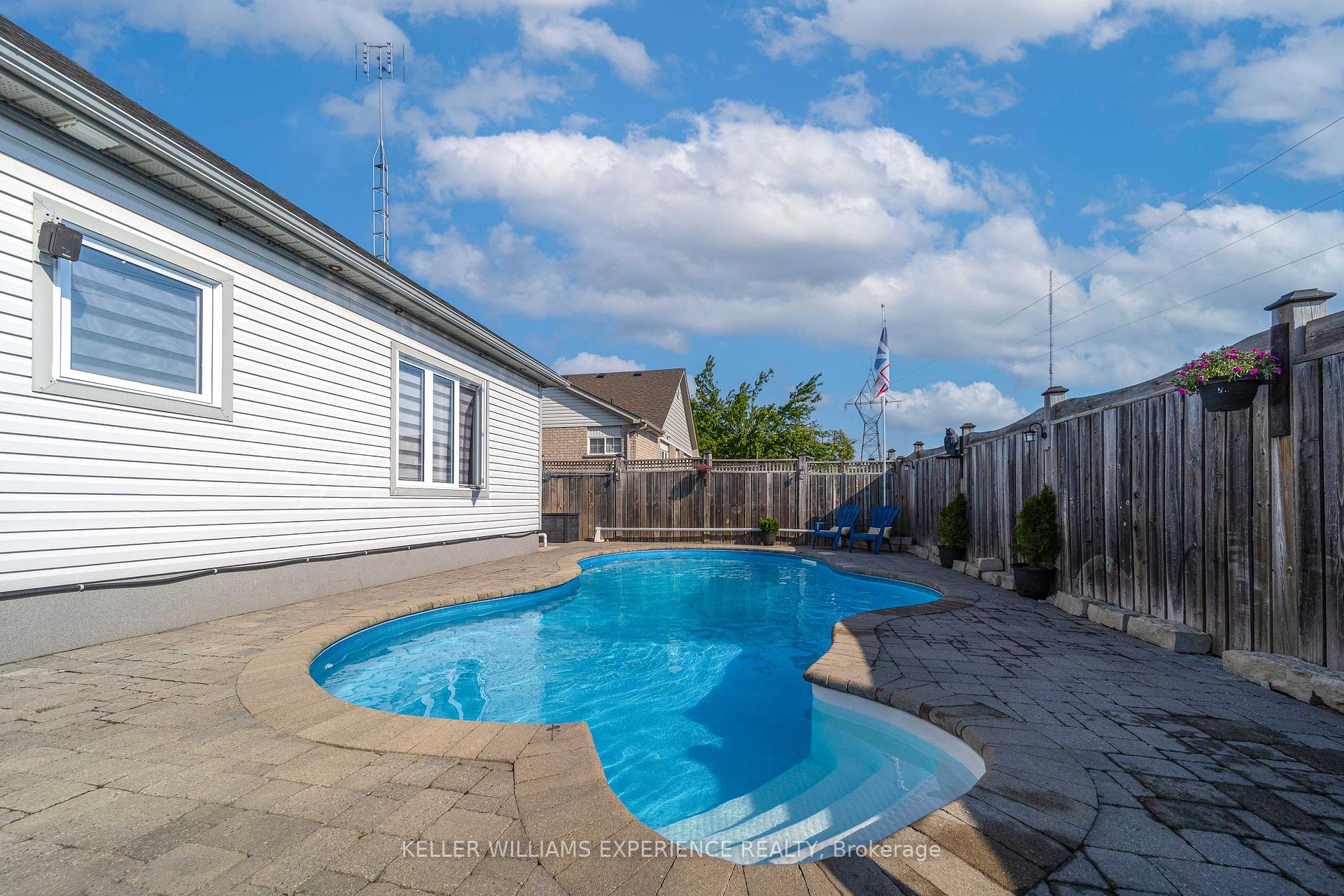 Photo 24 of 41 Thrushwood Drive, Barrie, Holly — HOMEH