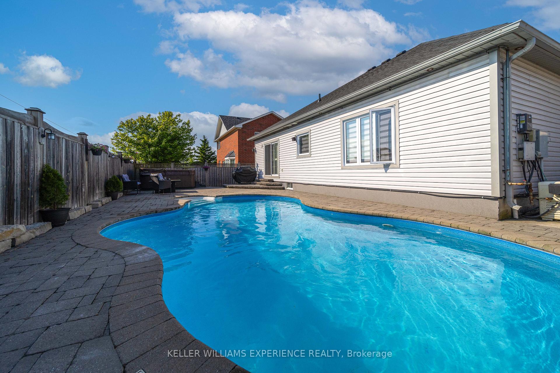 Photo 28 of 41 Thrushwood Drive, Barrie, Holly — HOMEH