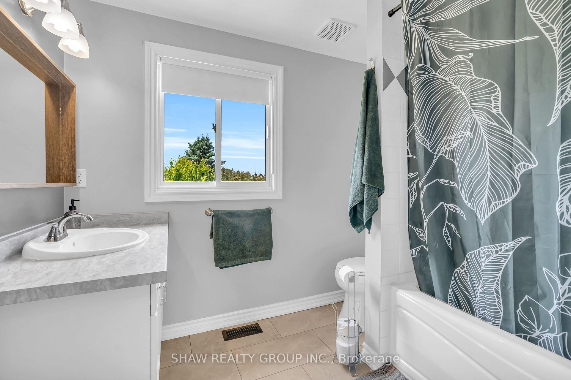 Photo 5 of 28 Mccormick Drive, Cambridge, Hespeler Village — HOMEH