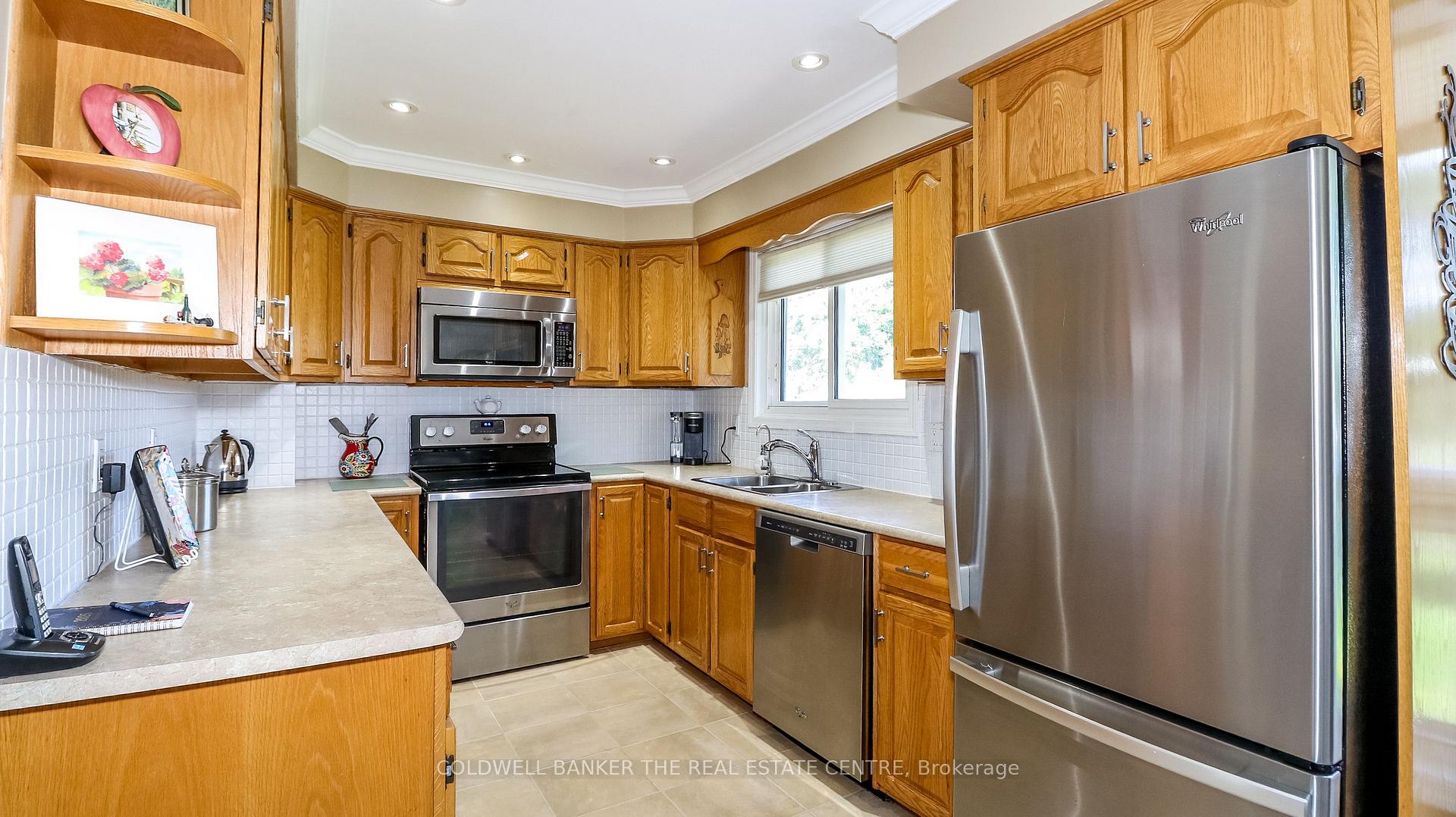 Photo 4 of 60 Chieftain Crescent, Barrie, Allandale Heights — HOMEH
