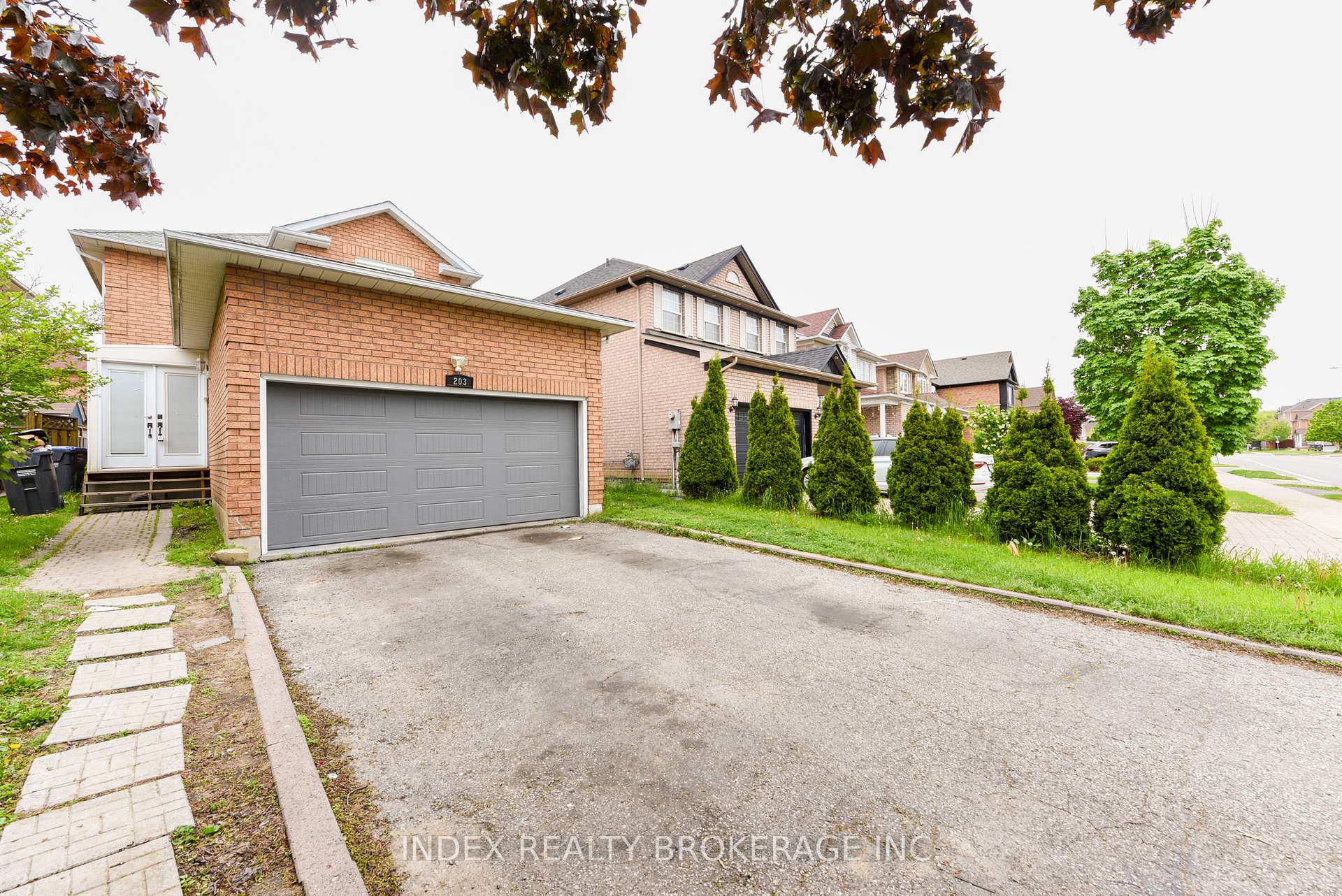 Photo 4 of 203 Richvale Drive S, Brampton, Heart Lake East — HOMEH