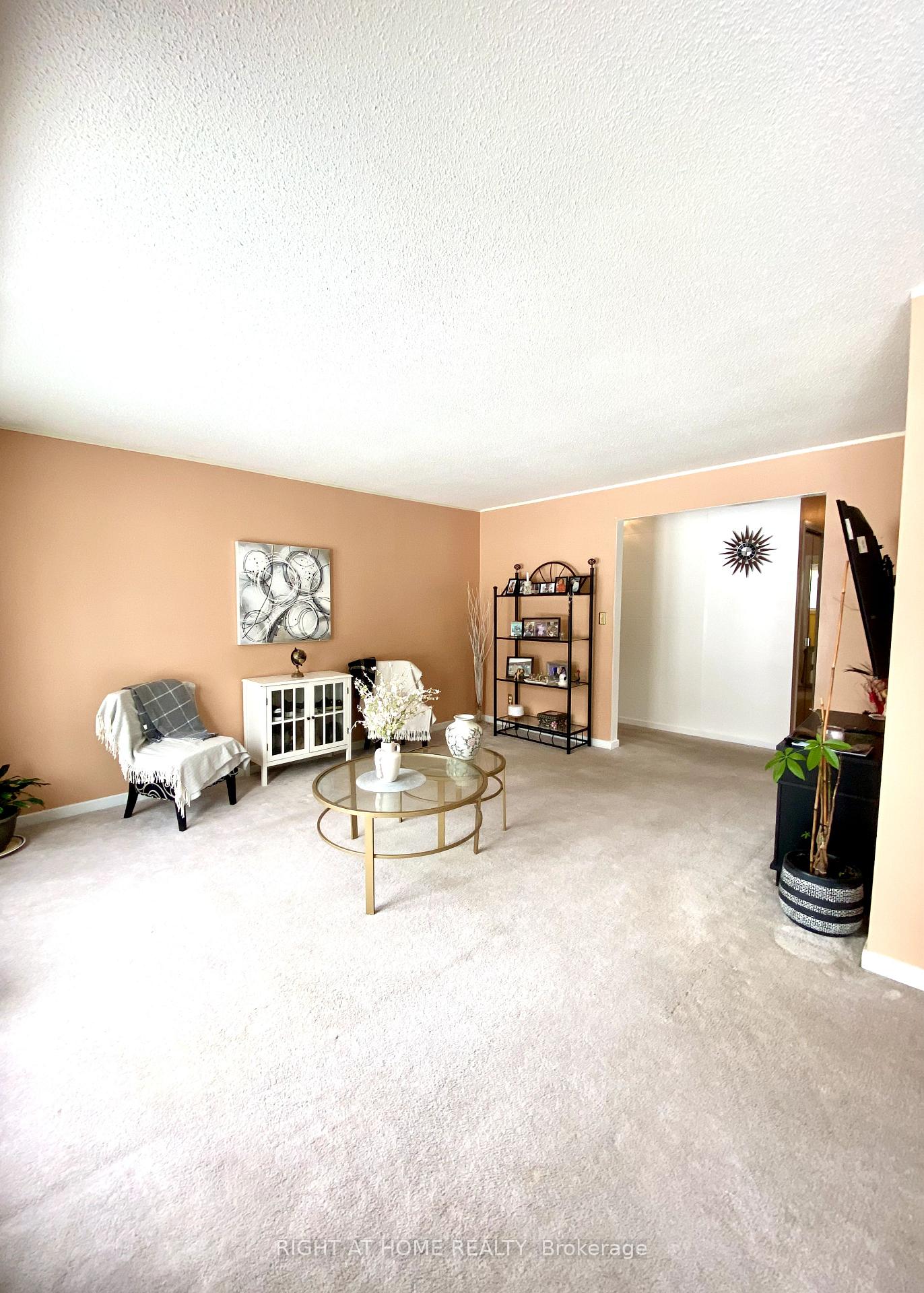 Photo 4 of 8 Jane Crescent, Barrie, Allandale Heights — HOMEH