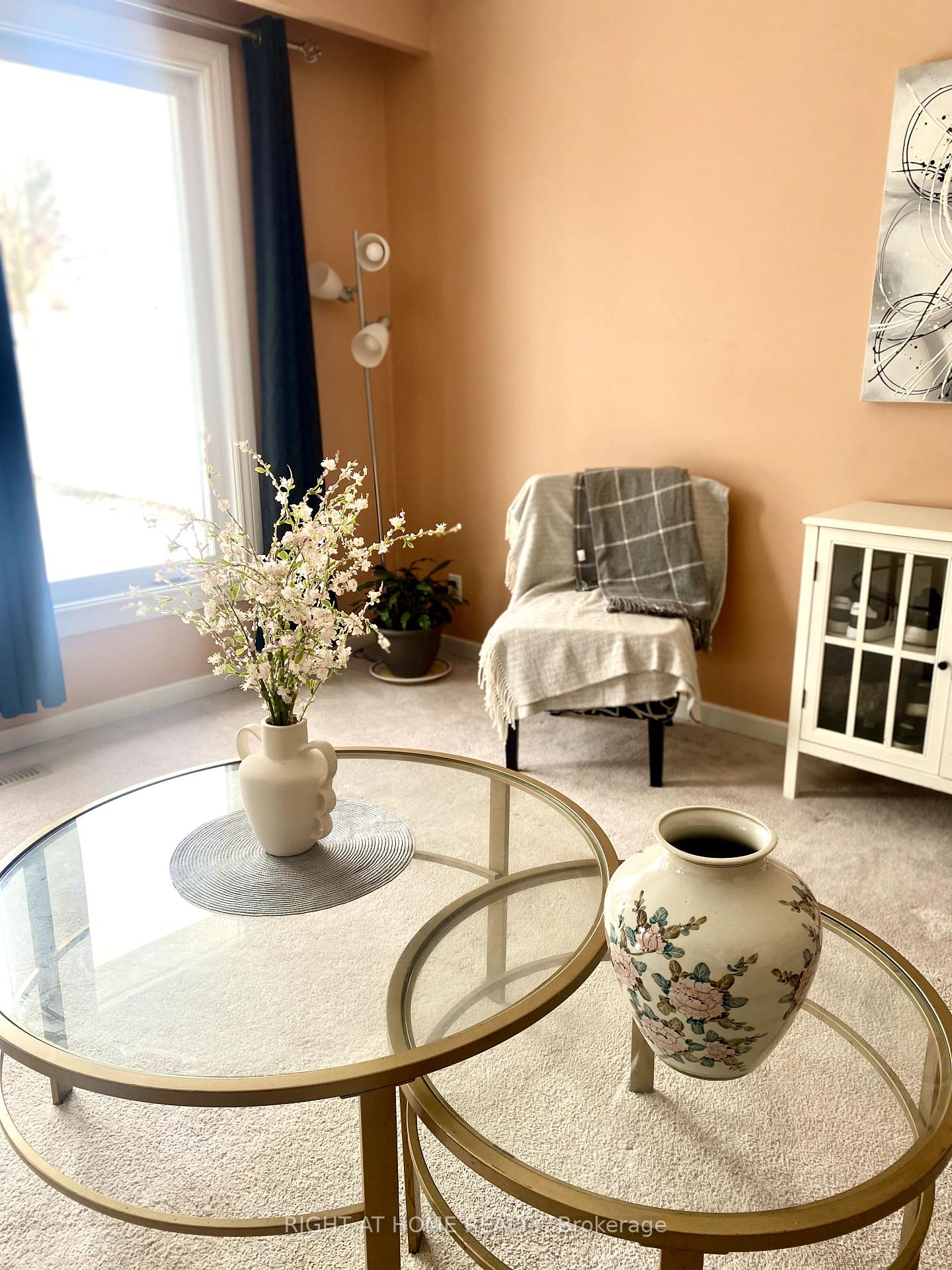 Photo 5 of 8 Jane Crescent, Barrie, Allandale Heights — HOMEH