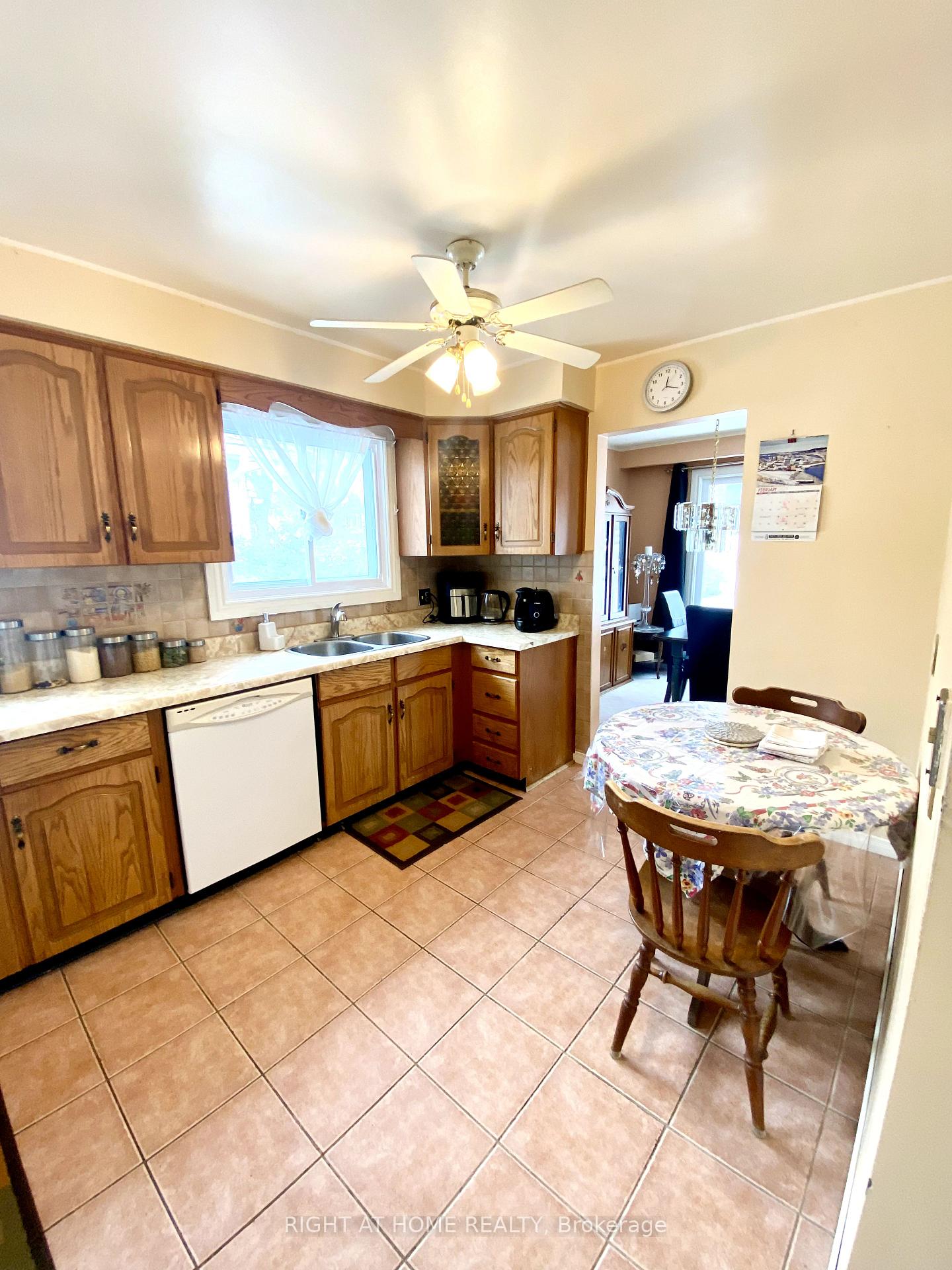 Photo 8 of 8 Jane Crescent, Barrie, Allandale Heights — HOMEH