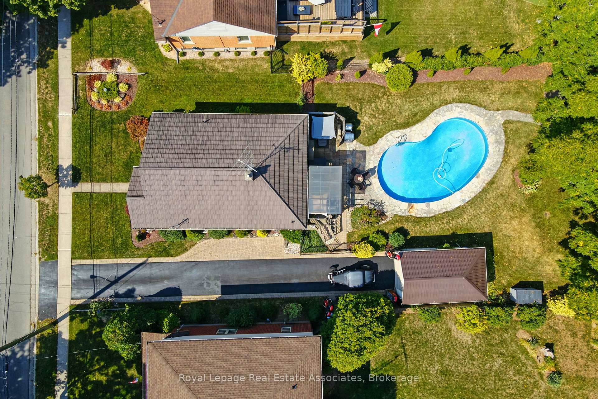 Photo 1 of 240 Mill Street N, Hamilton, Waterdown — HOMEH