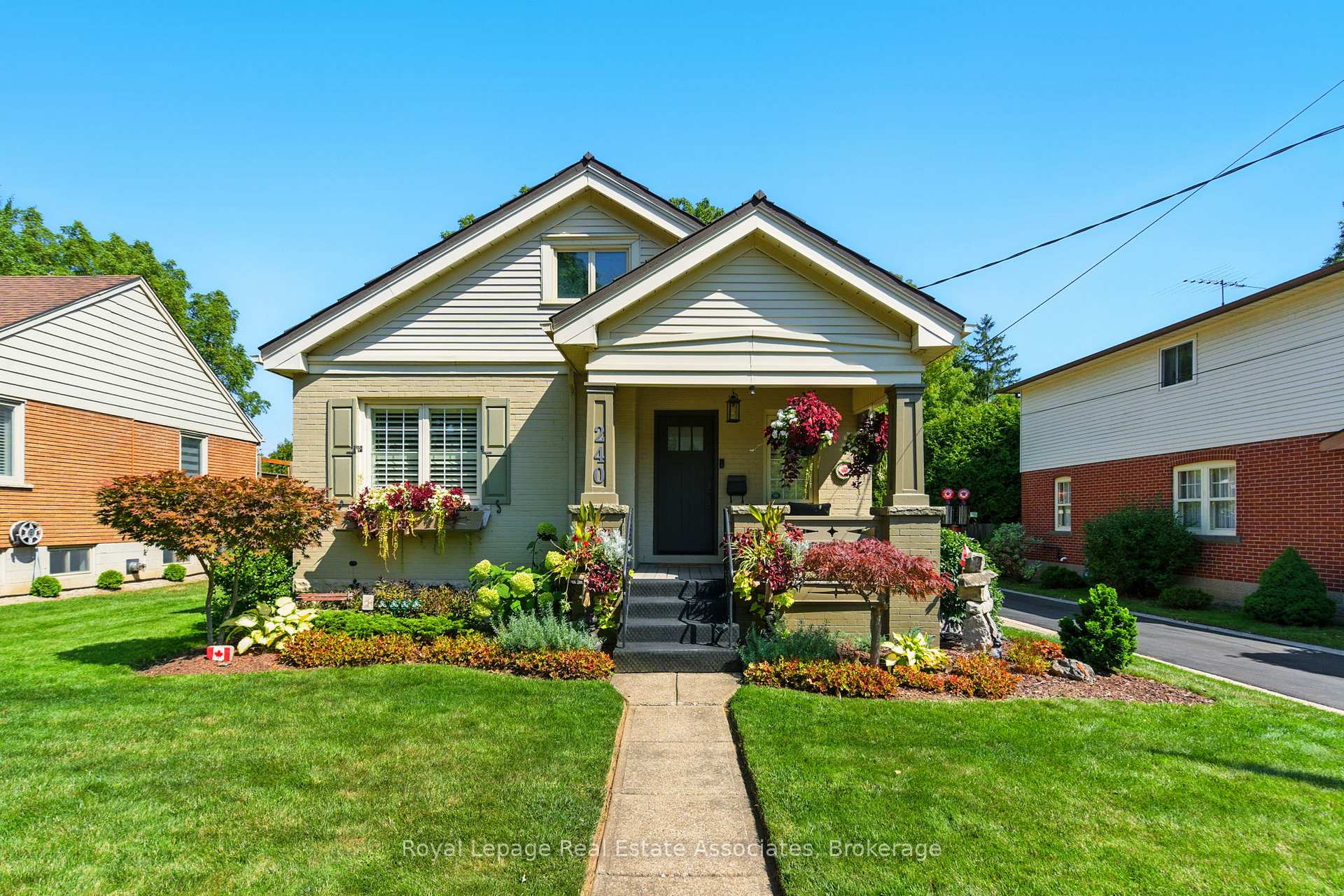Photo 2 of 240 Mill Street N, Hamilton, Waterdown — HOMEH