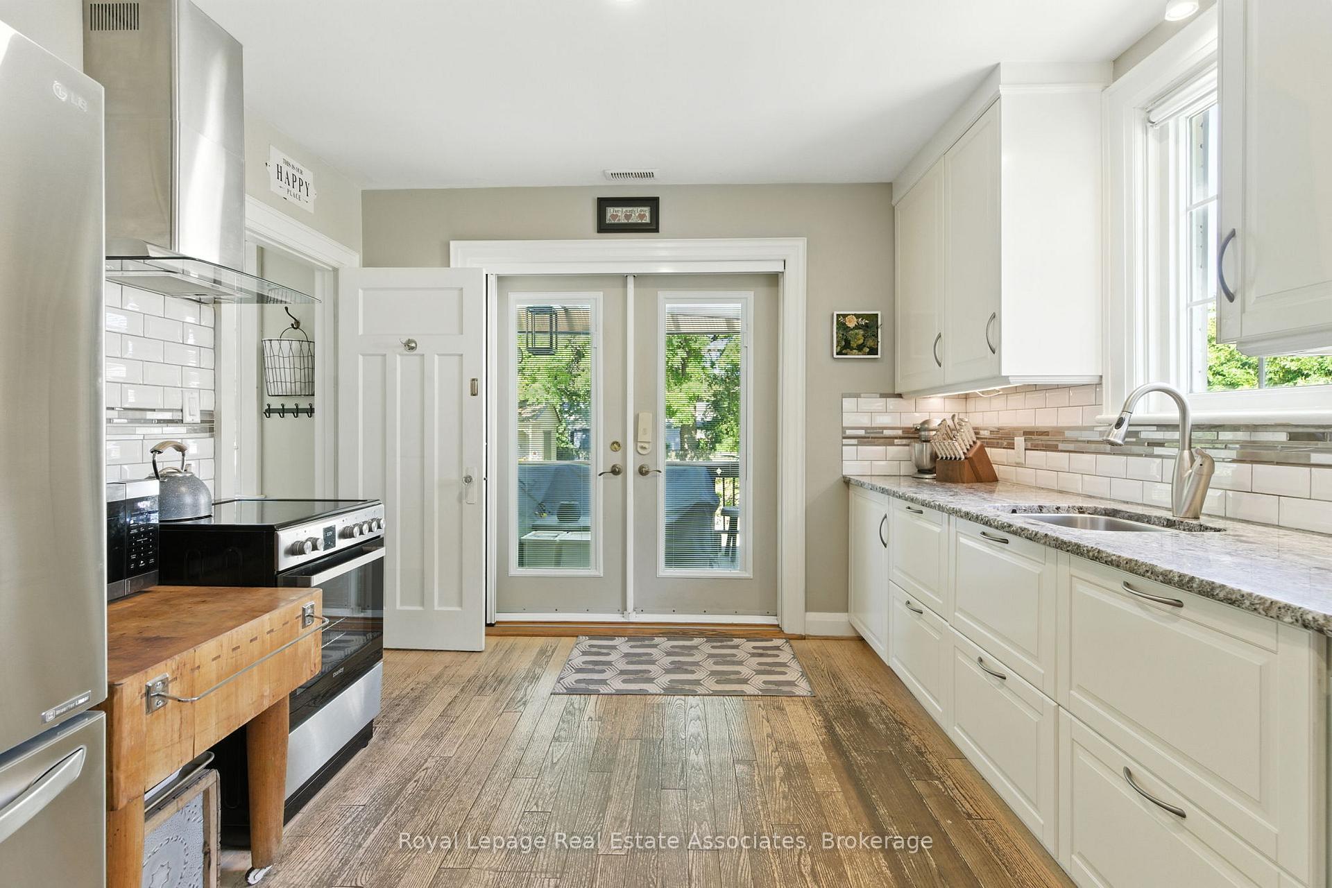 Photo 12 of 240 Mill Street N, Hamilton, Waterdown — HOMEH