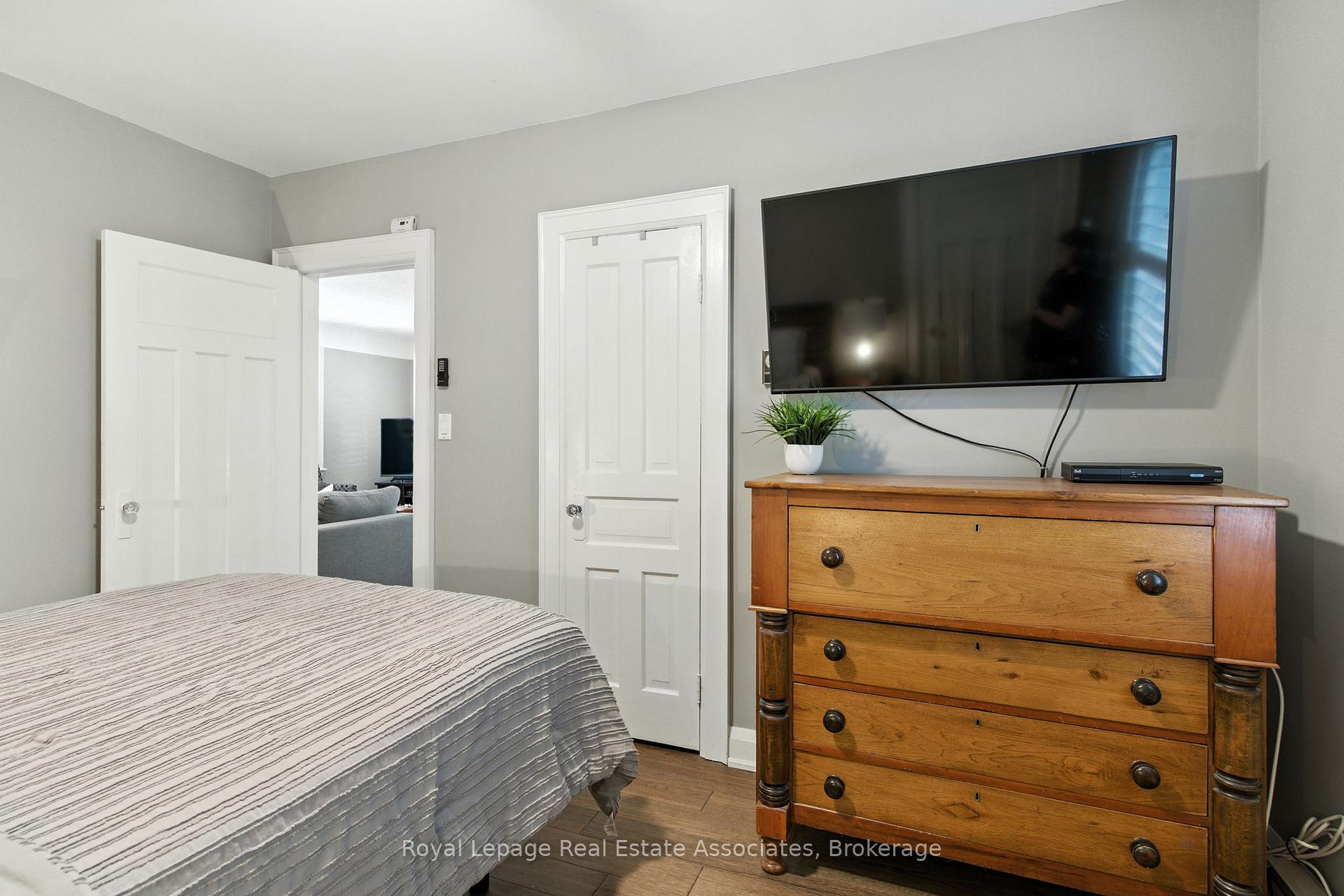 Photo 21 of 240 Mill Street N, Hamilton, Waterdown — HOMEH