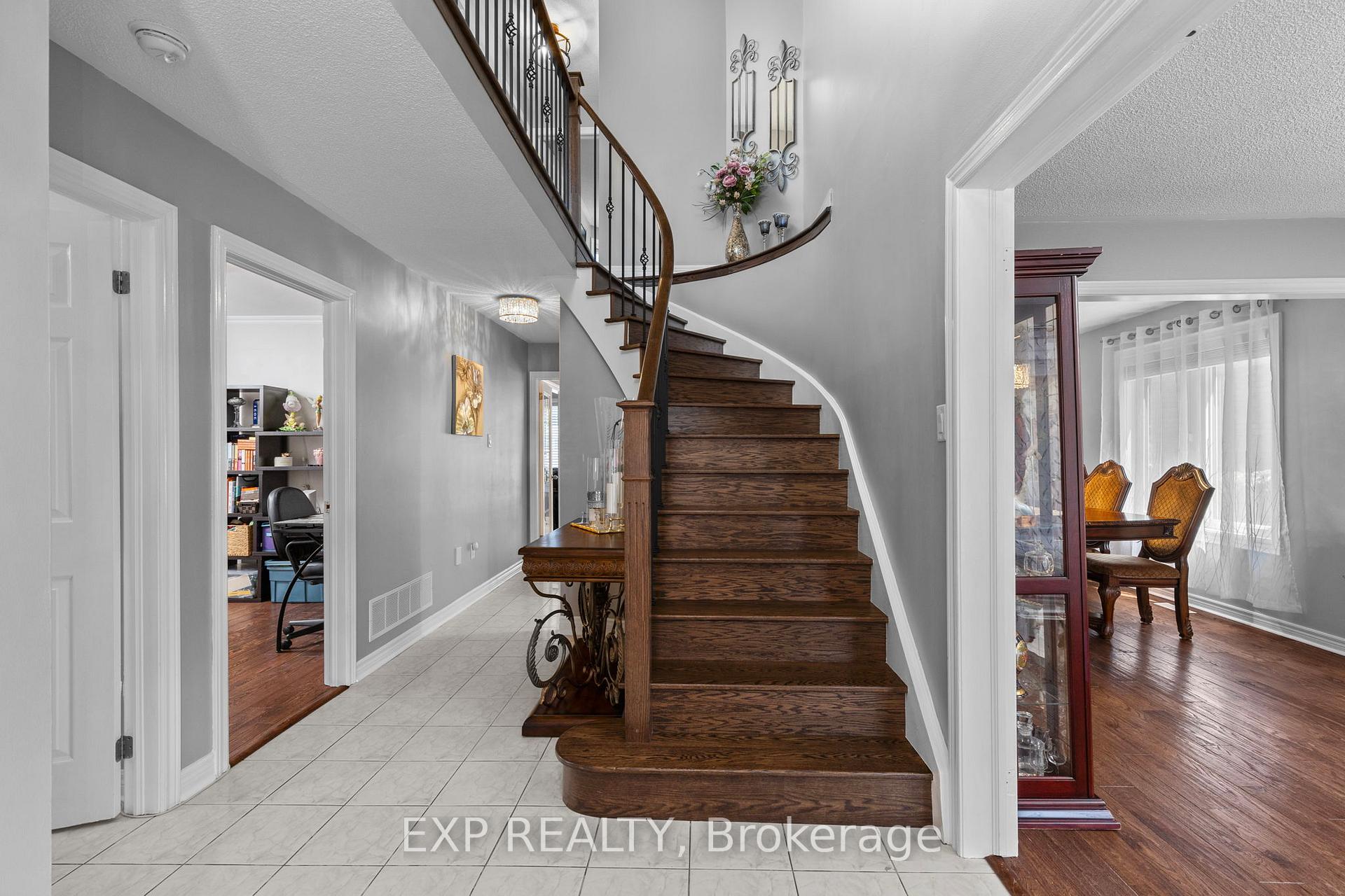 Photo 3 of 90 Bishop Drive, Barrie, Ardagh — HOMEH