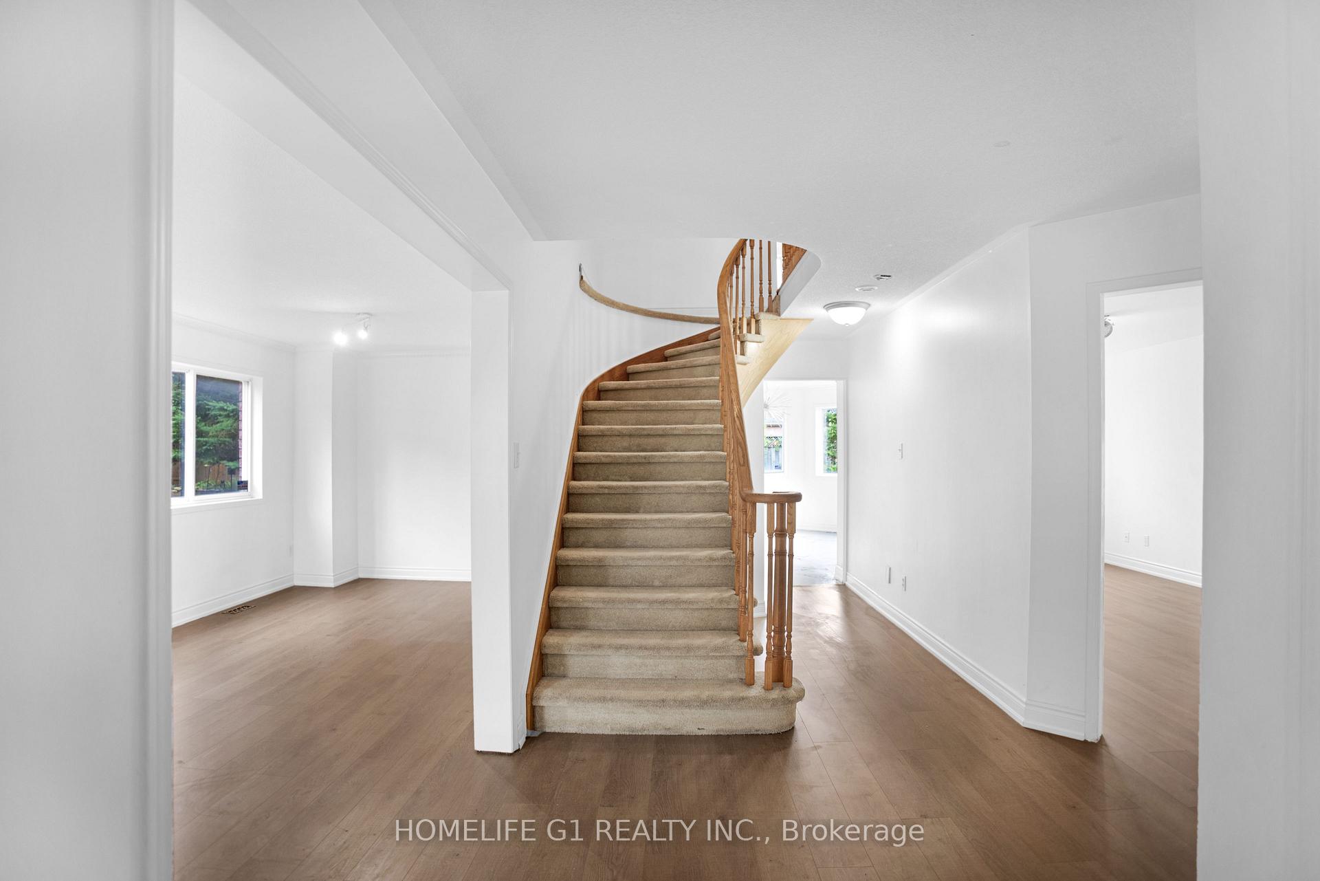 Photo 2 of 9 Hodgson Drive, Barrie, Northwest — HOMEH