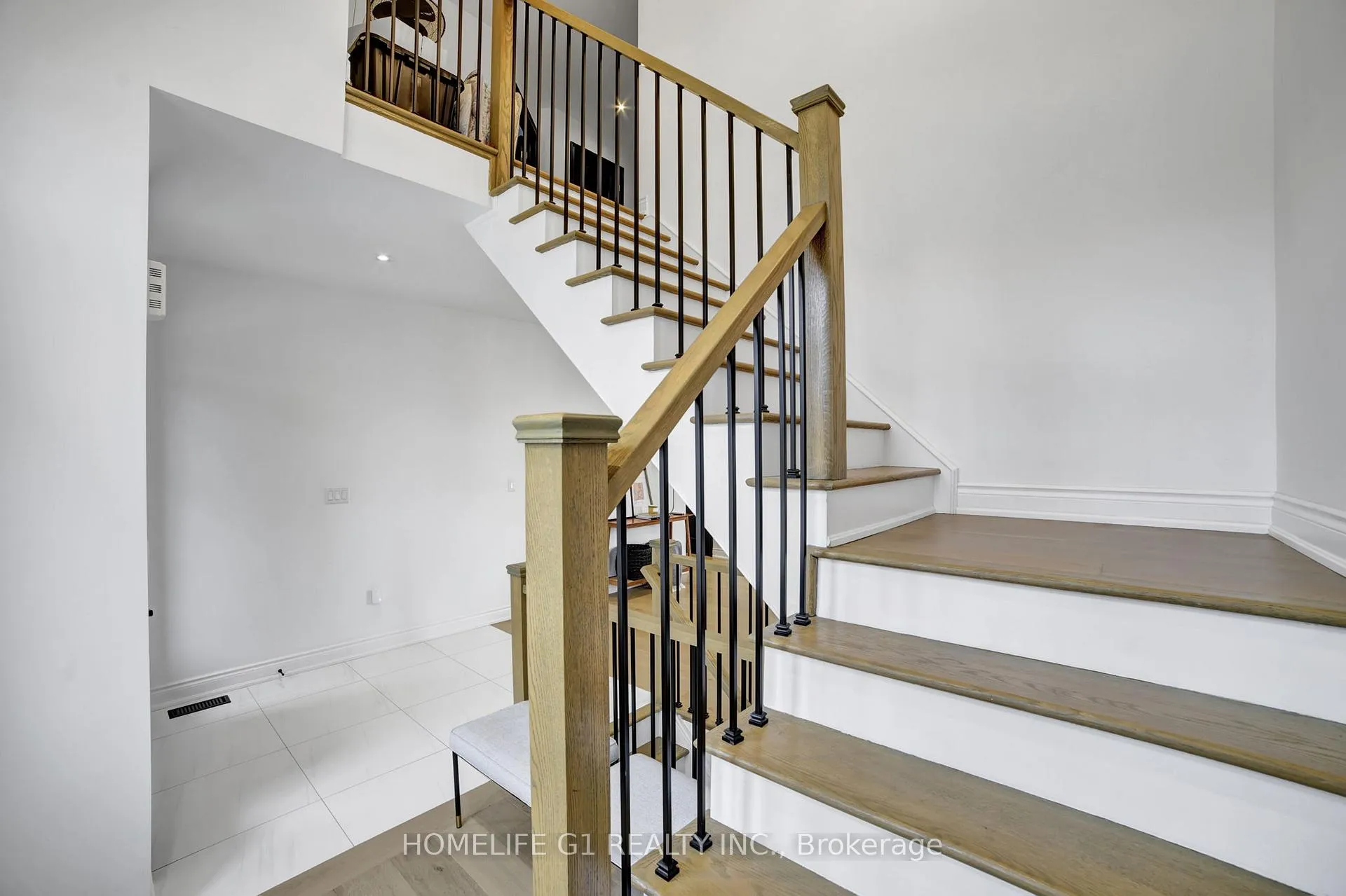 Photo 5 of 24 Cesar Place, Hamilton, Ancaster — HOMEH