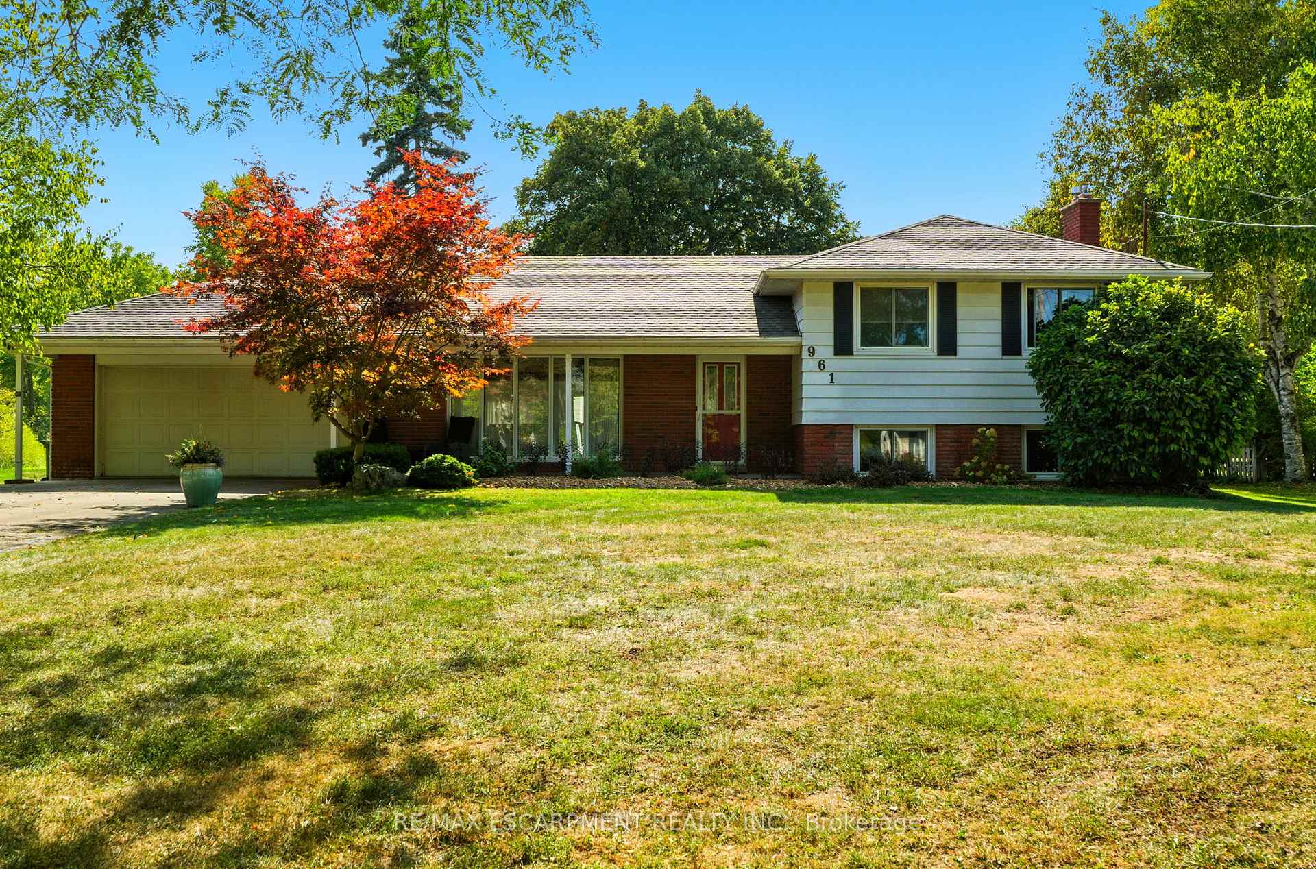 Front of 961 Garden Lane