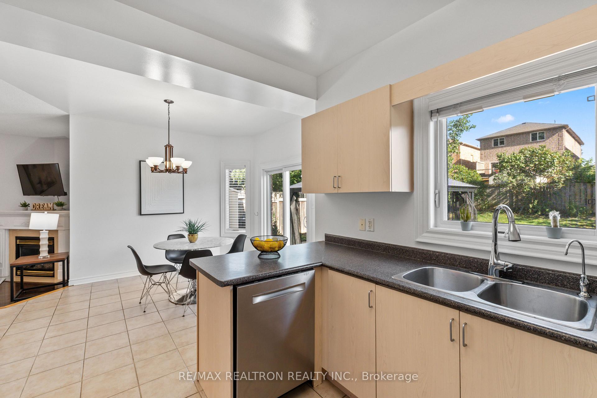 Photo 5 of 11 Jessica Drive, Barrie, Painswick South — HOMEH